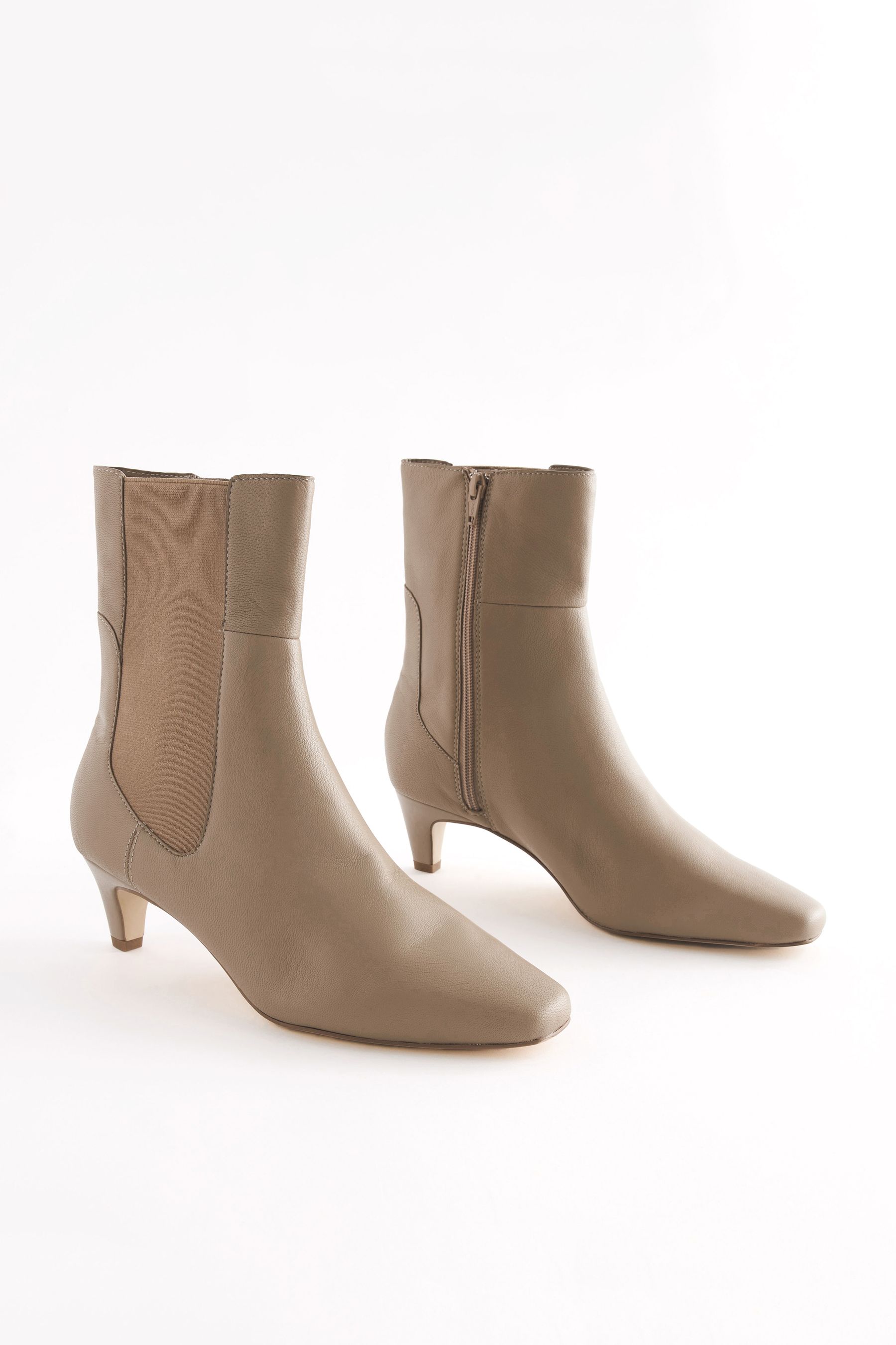 Chisel toe chelsea boots discount