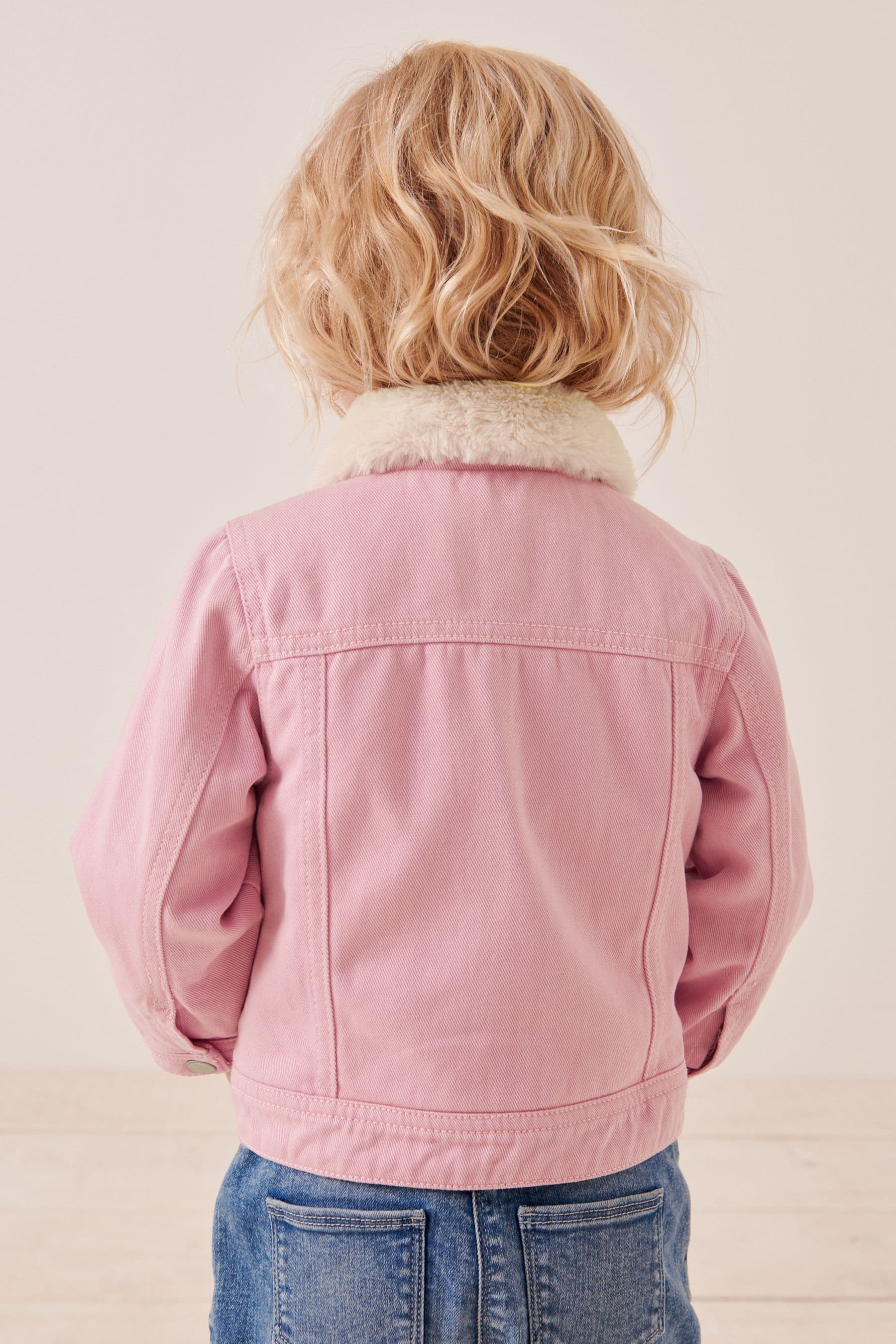 Jean jacket with pink fur collar online