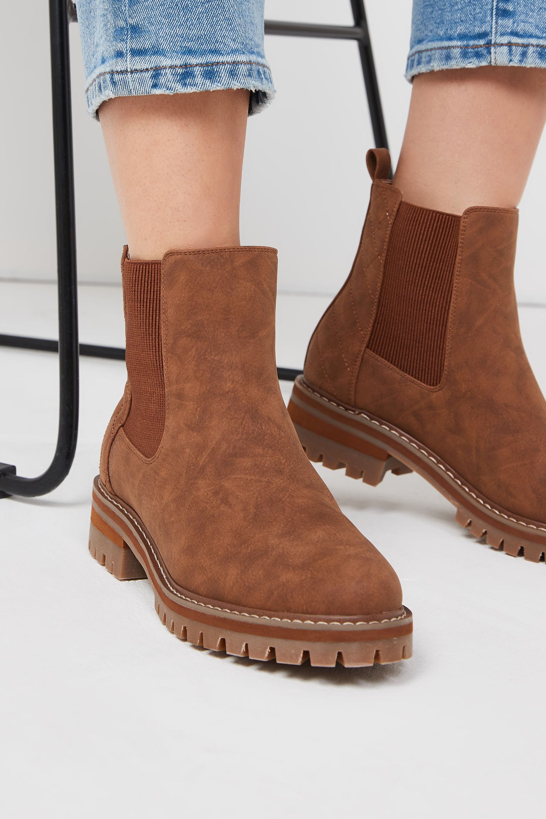 Tan chunky chelsea boots on sale