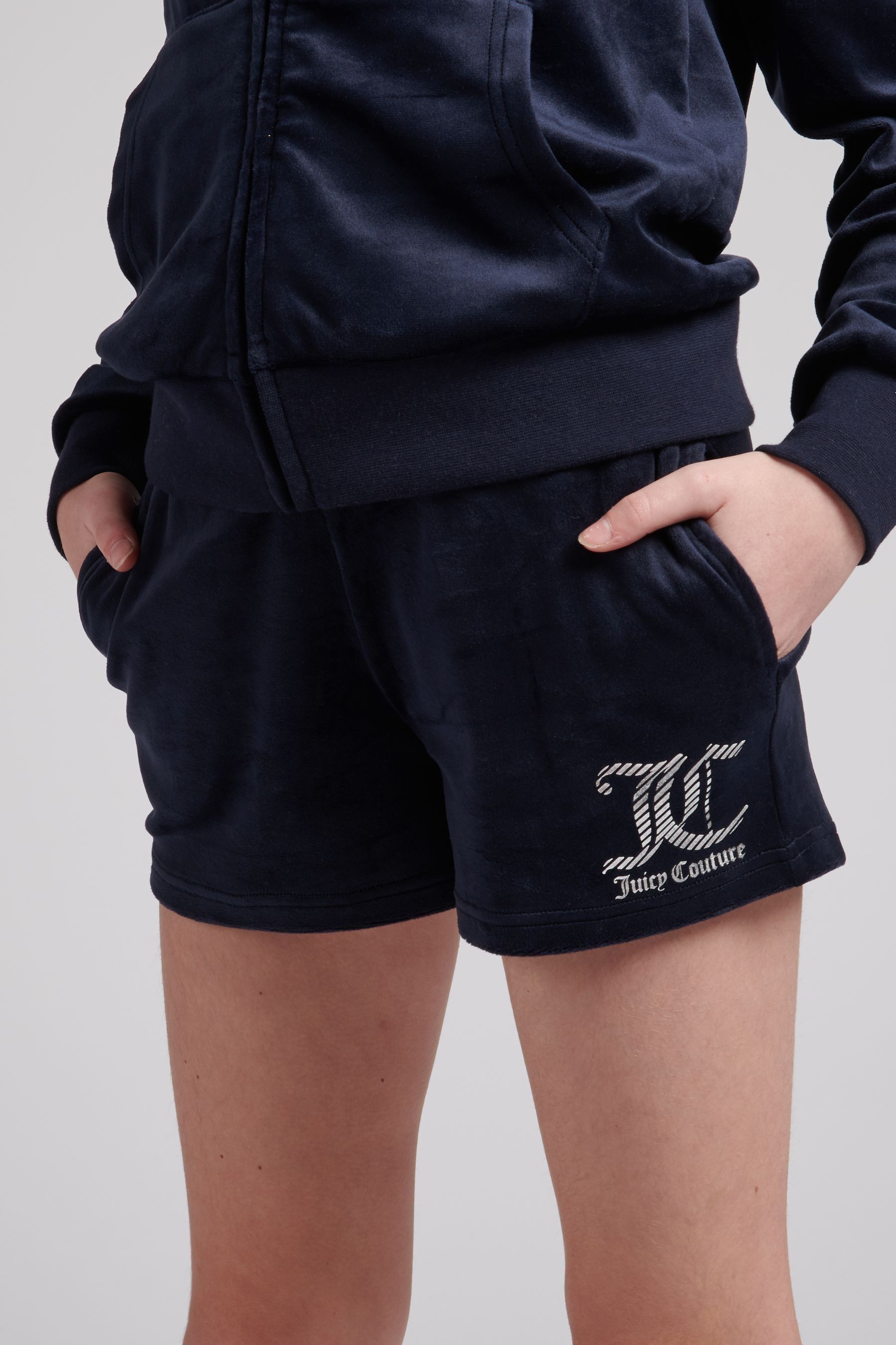 Kaufe Sie Juicy Couture Shorts aus Velours bei Next Deutschland
