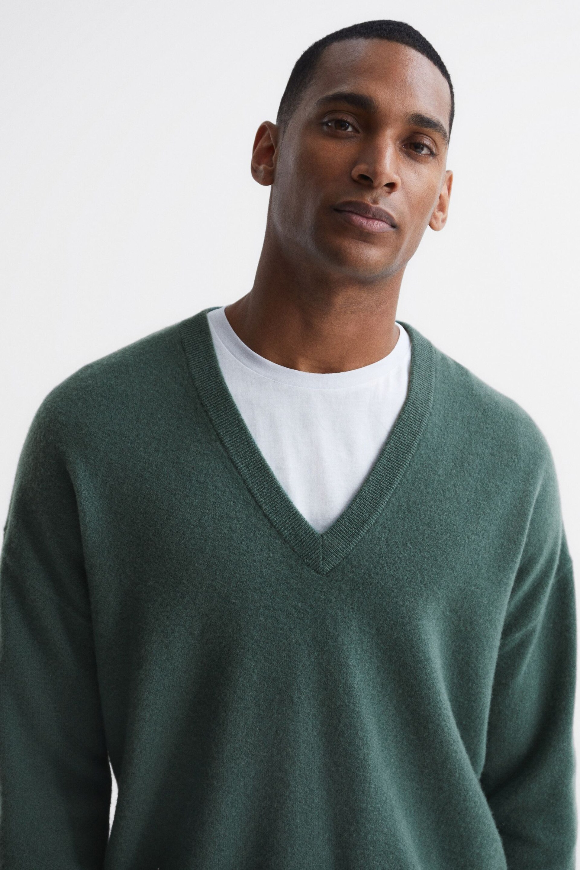 Reiss Pine Green Spires Merino V-Neck Relaxed Jumper - Image 4 of 7