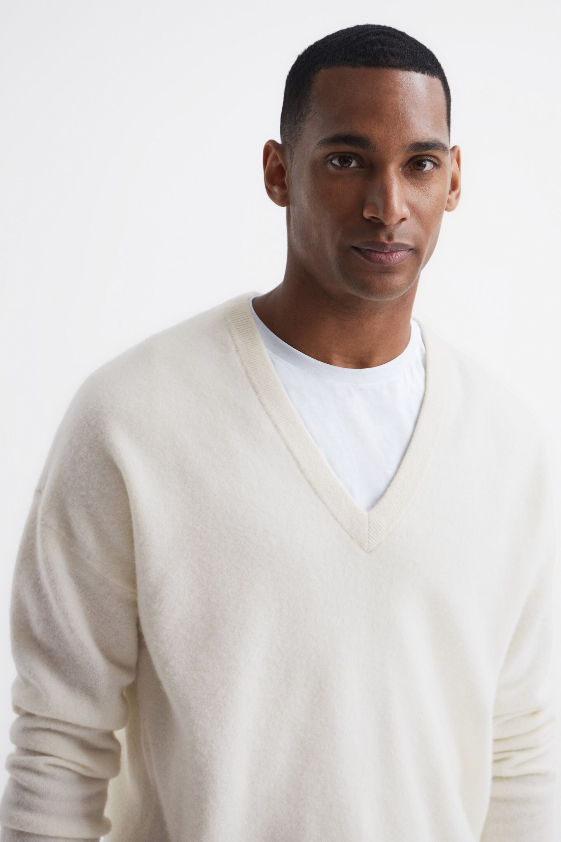 Reiss Ecru Spires Merino V-Neck Relaxed Jumper - Image 4 of 7