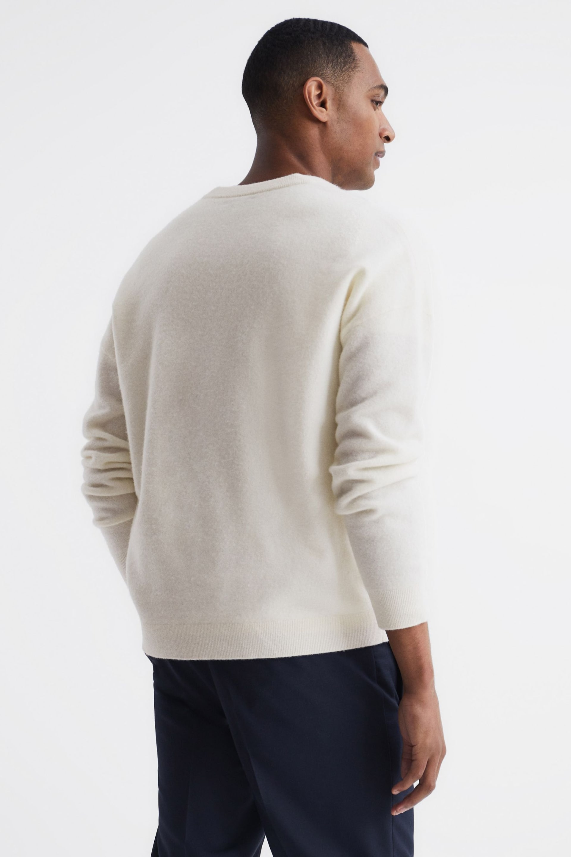 Reiss Ecru Spires Merino V-Neck Relaxed Jumper - Image 5 of 7