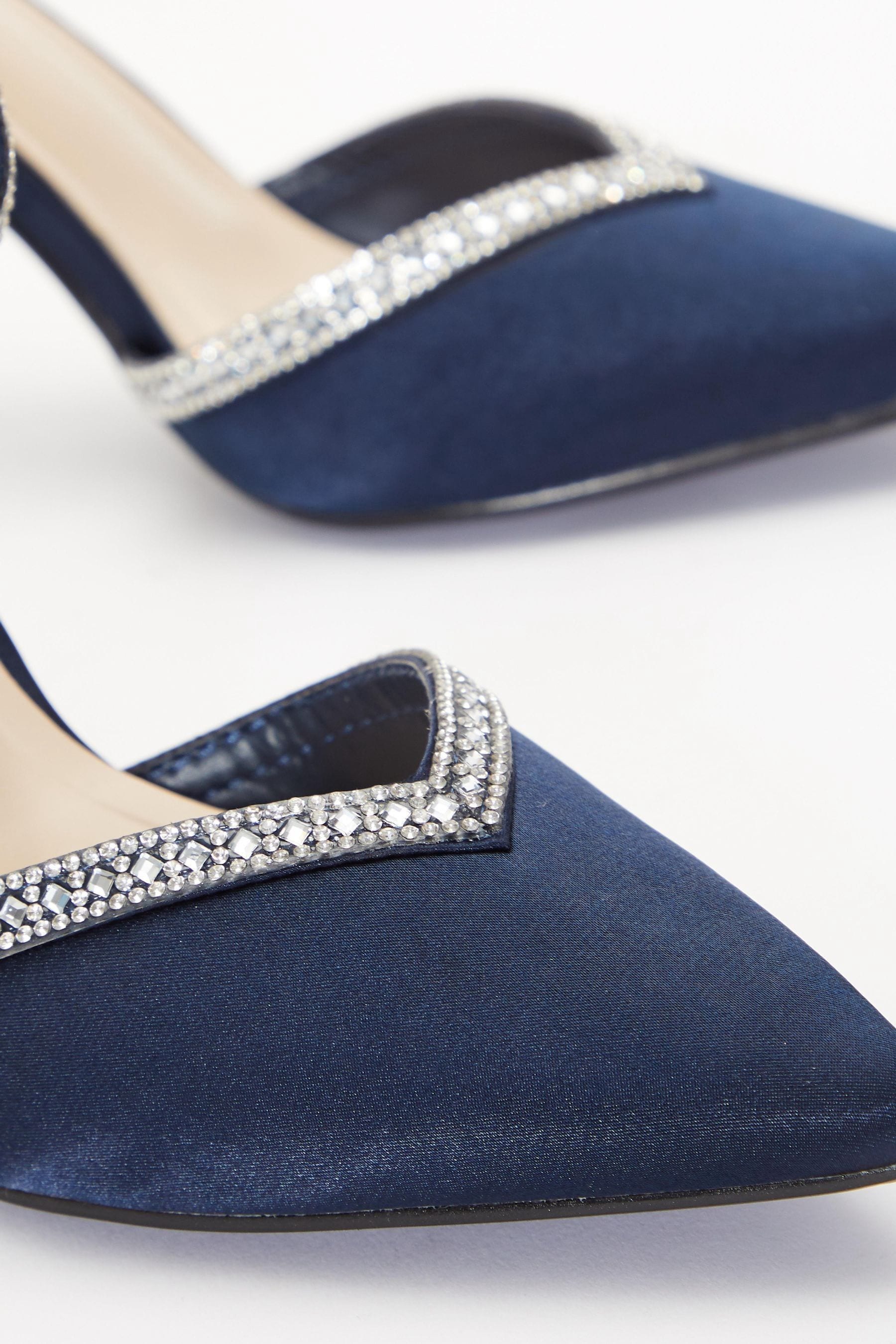 Quiz court shoes online