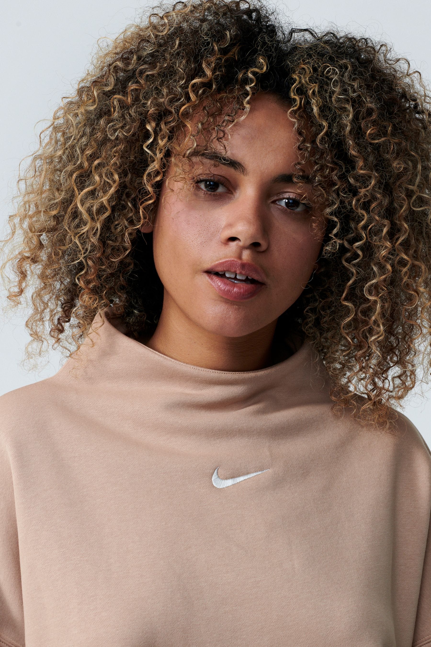 Nike mini swoosh oversized cropped light beige sweatshirt best sale