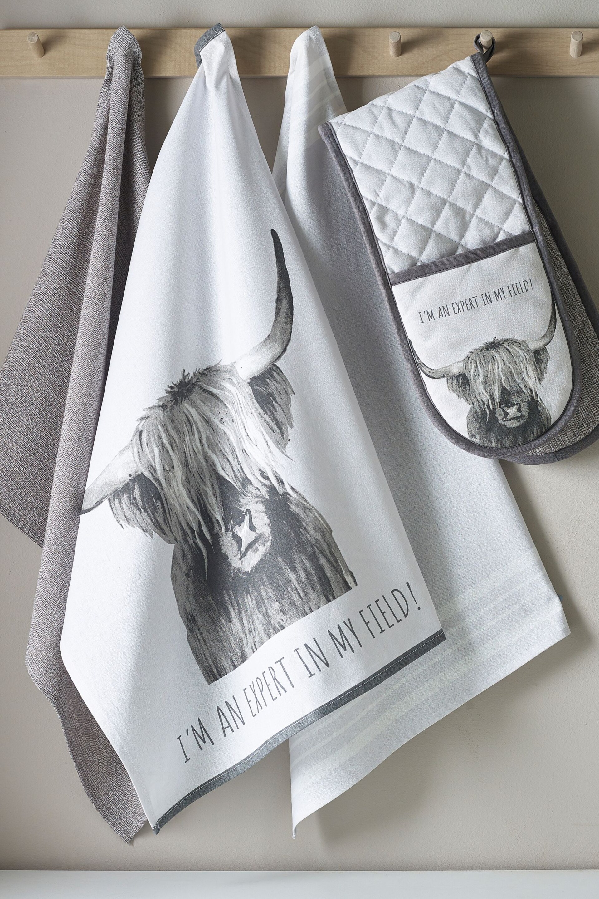 Grey Hamish the Highland Cow Kitchen Oven Gloves - Image 2 of 3