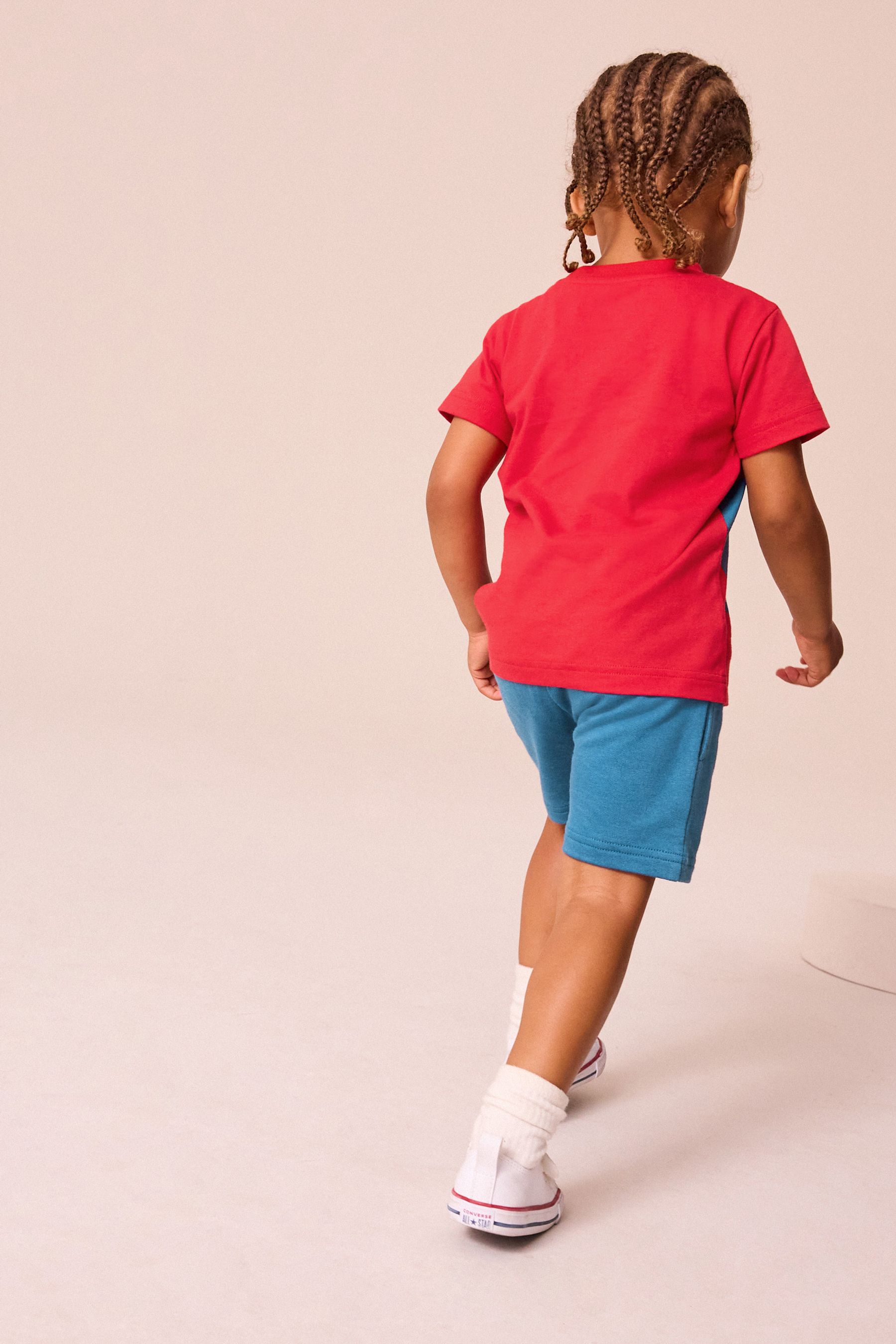 Red shirt and blue shorts online
