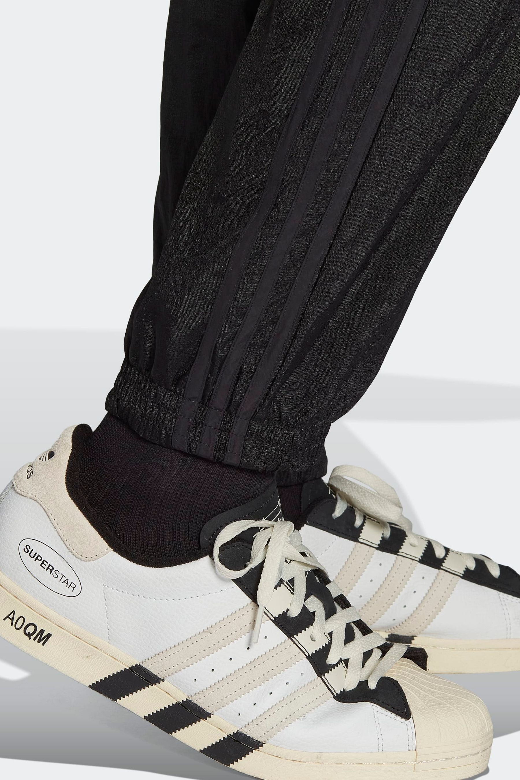 Tracksuit bottoms and shoes 2025
