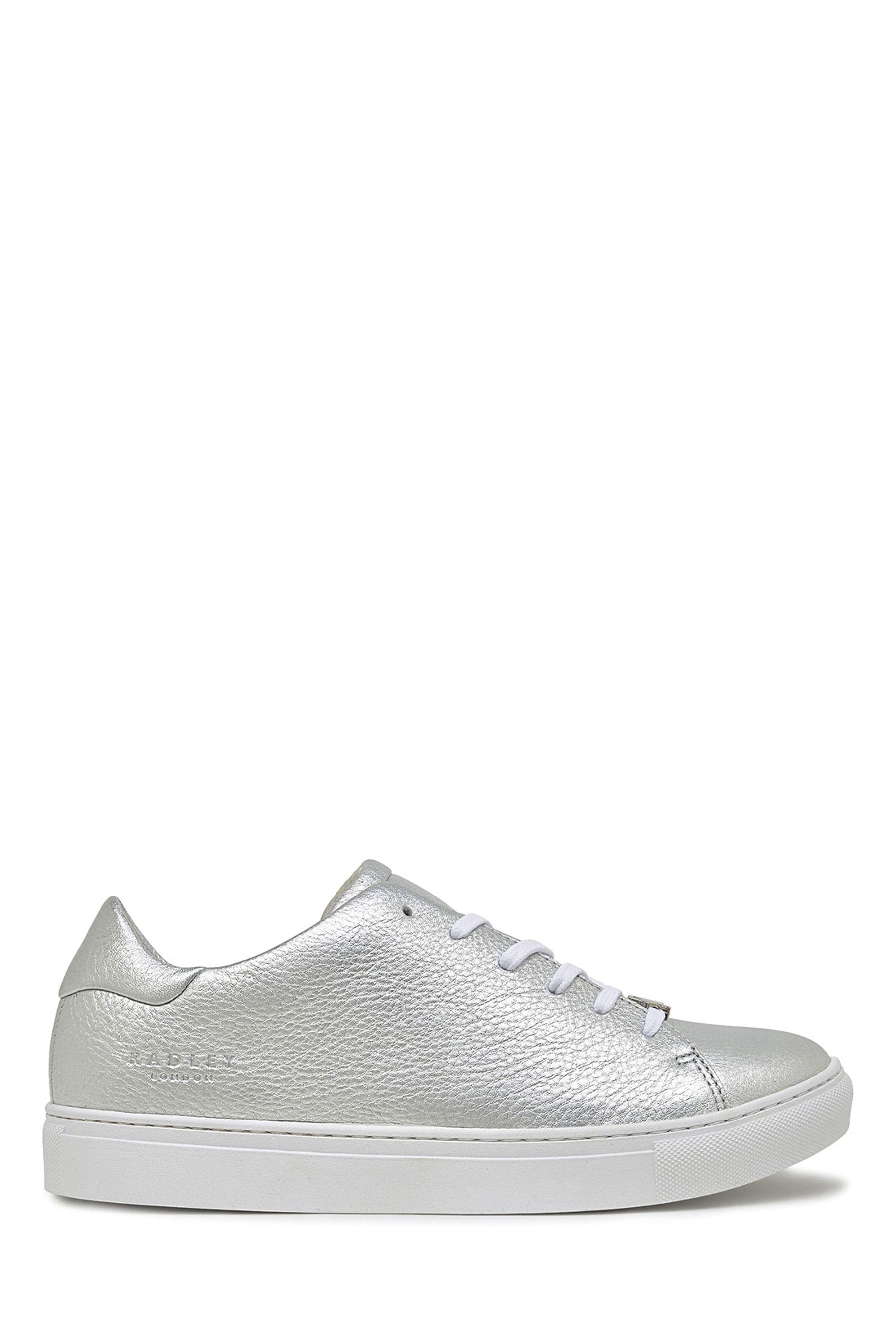 Silver nike dorate sales