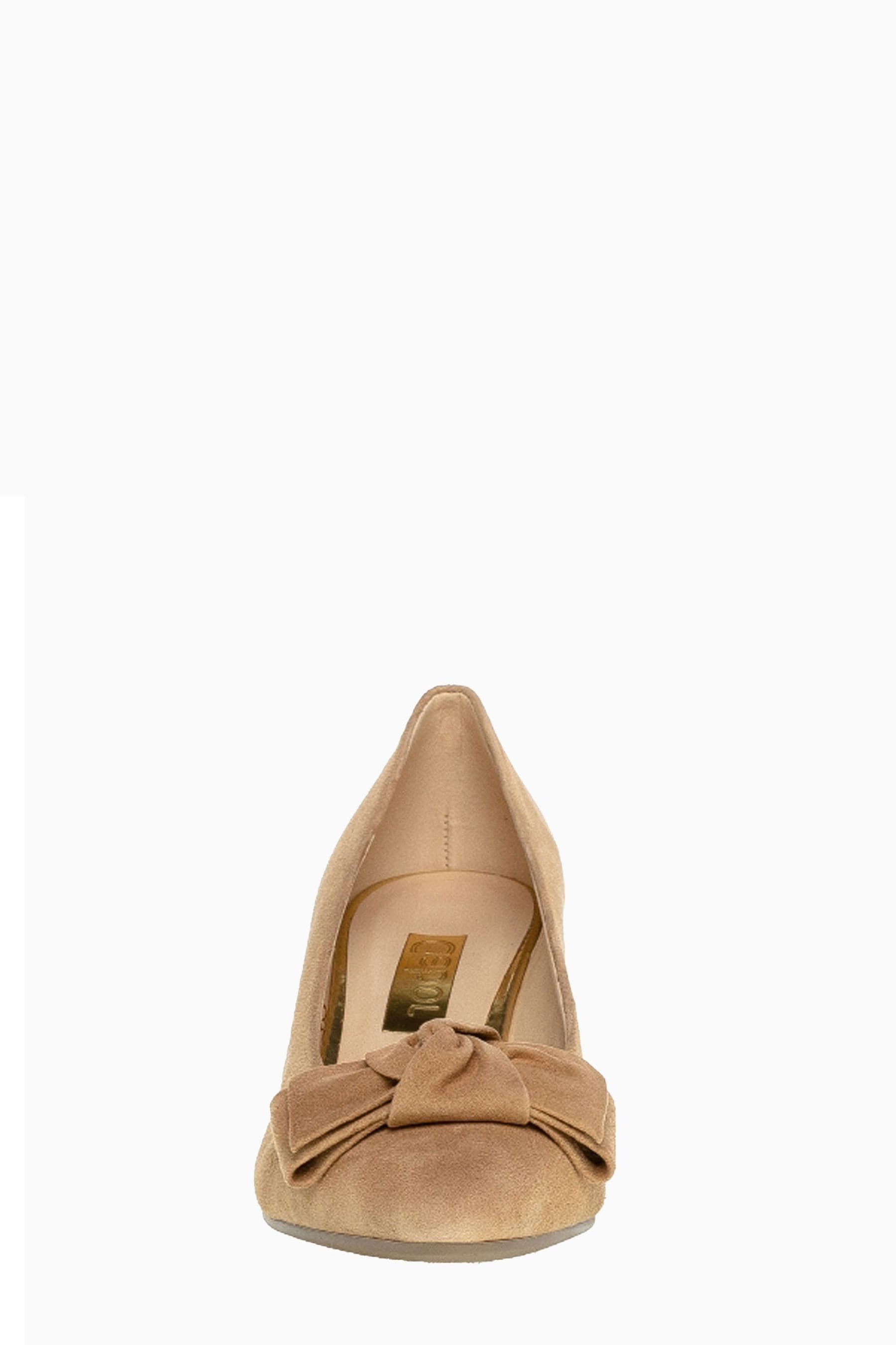 Caramel online suede pumps