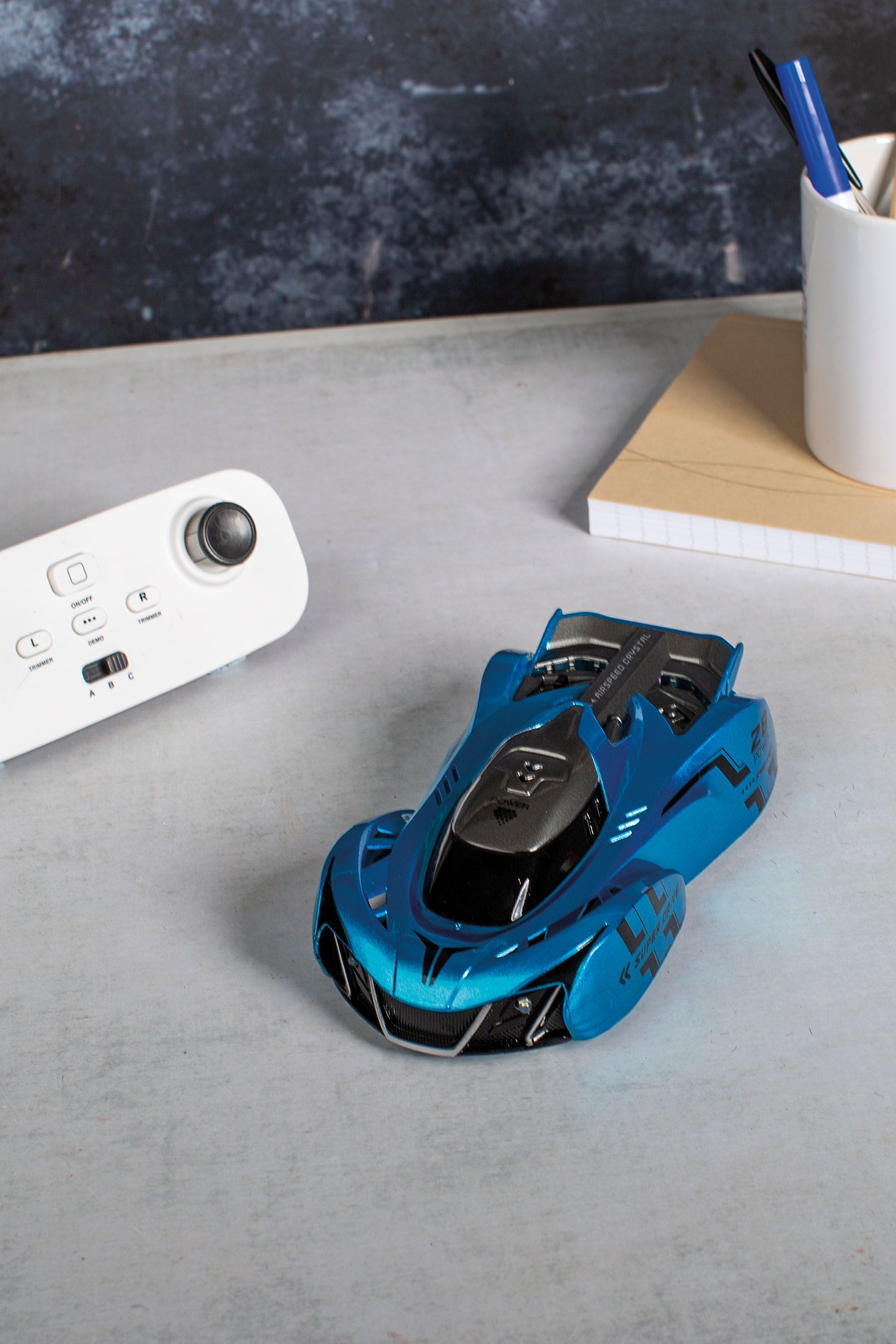 Car that drives on online walls