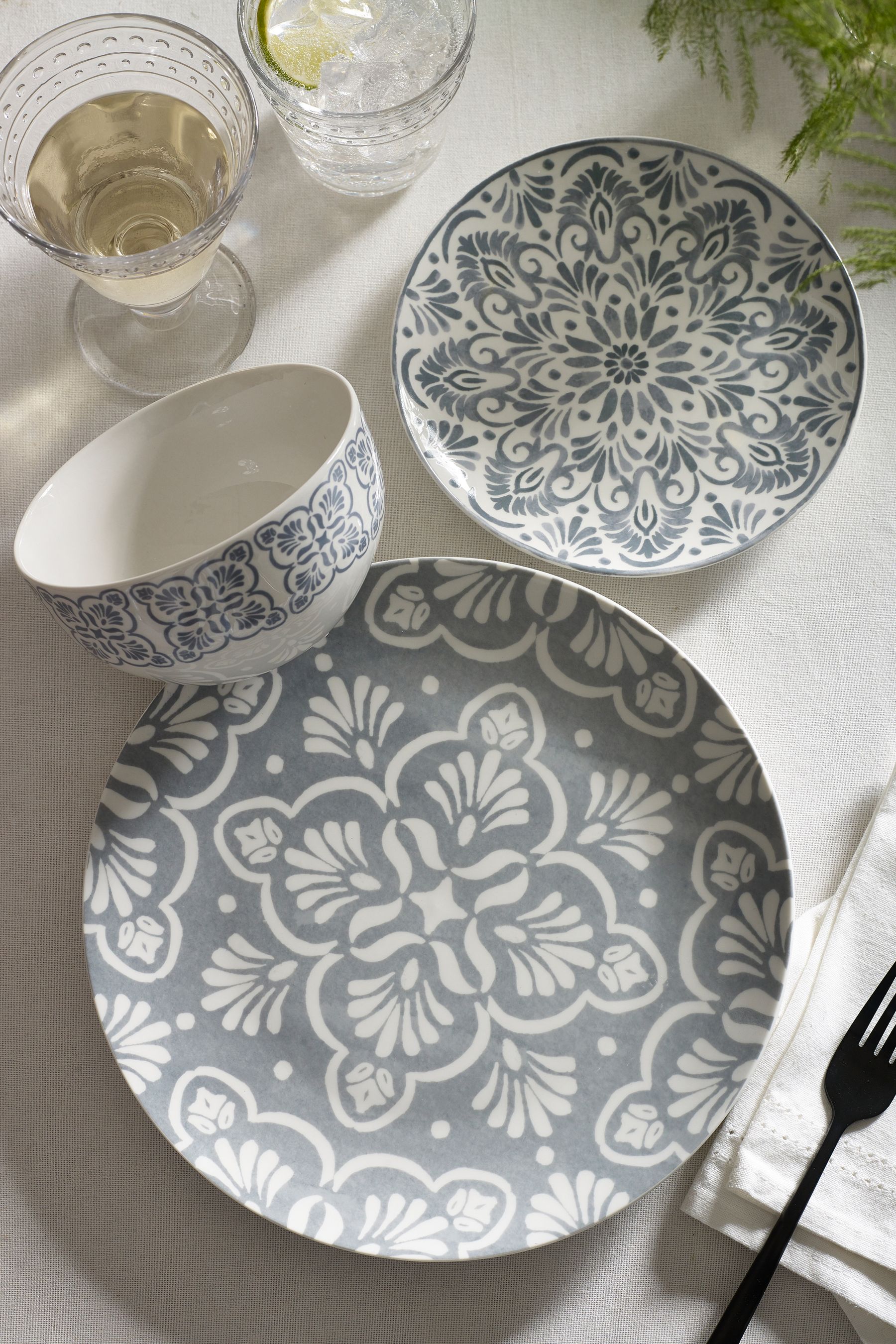 Patterned shop dinner set