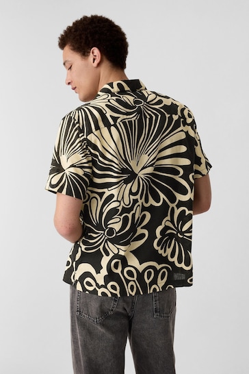 GAP Black Floral Linen Blend Standard Fit Short Sleeve Holiday Shirt