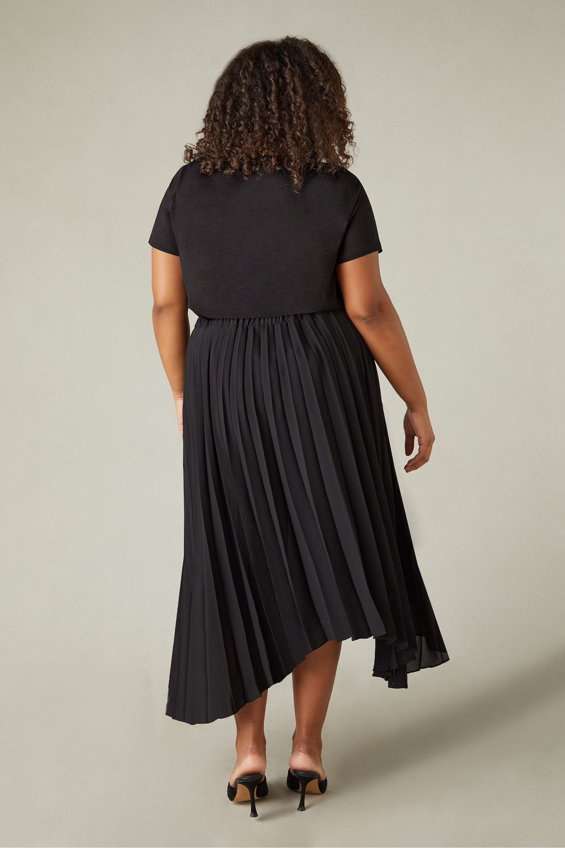 Black pleated skirt curve deals