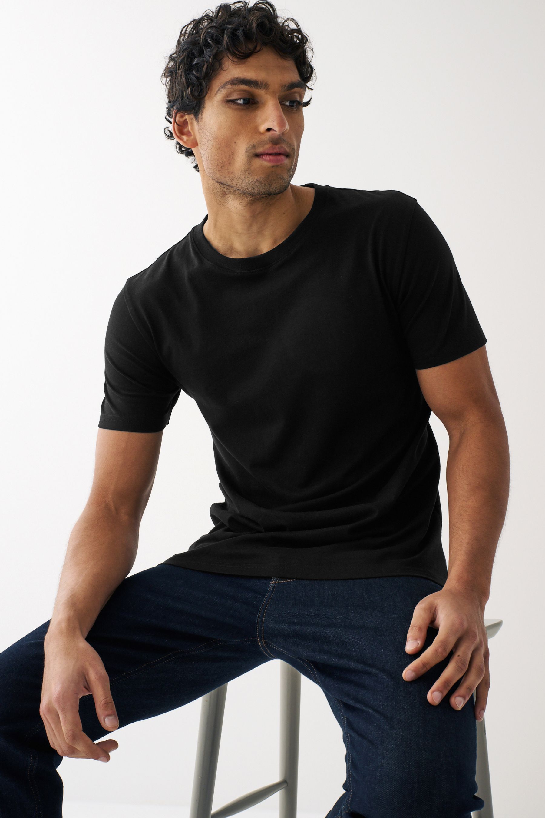 Dark blue jeans black t shirt discount