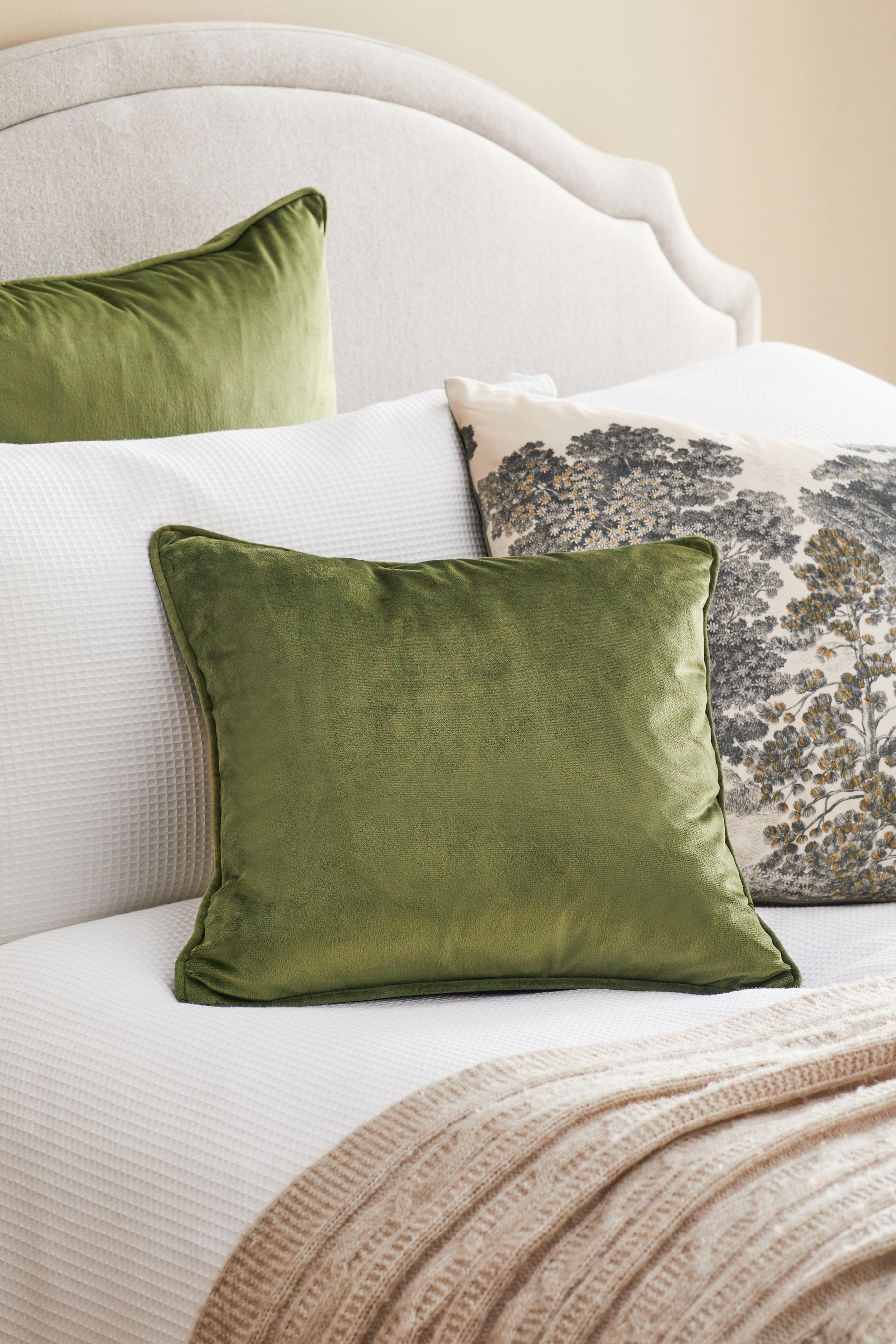 Olive green velvet cushion hotsell