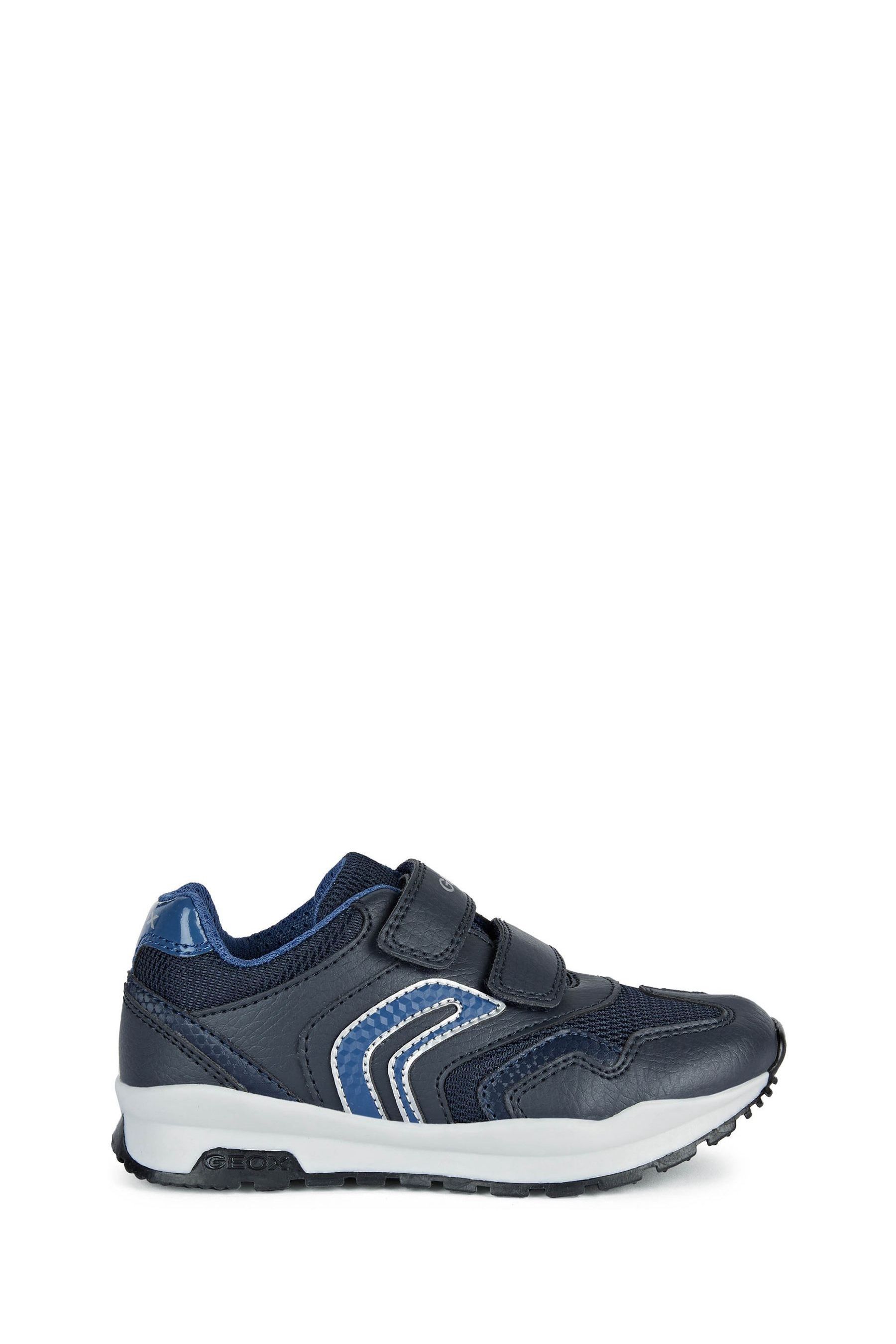 Boys blue hotsell nike trainers