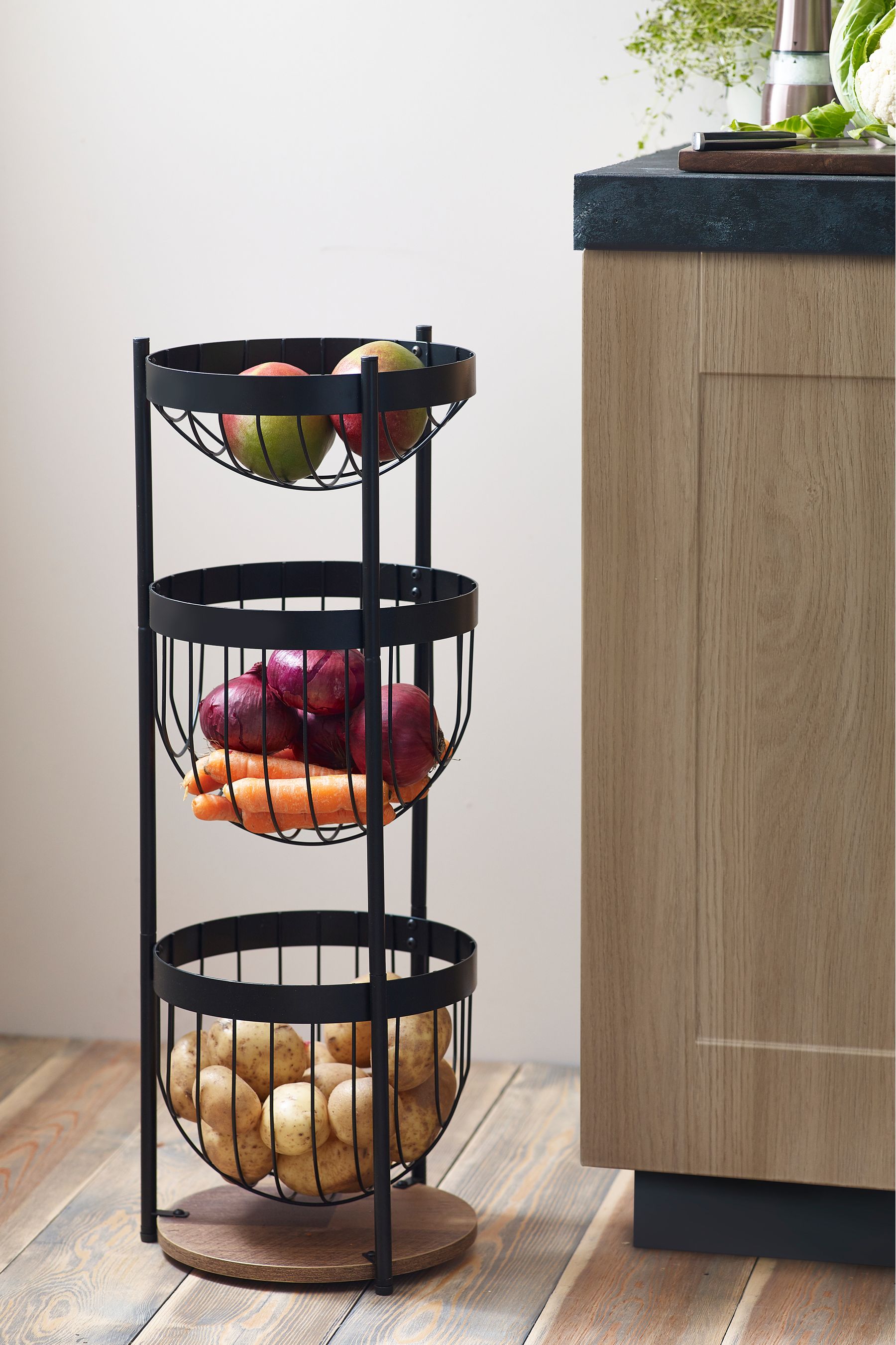Vegetable storage outlet basket