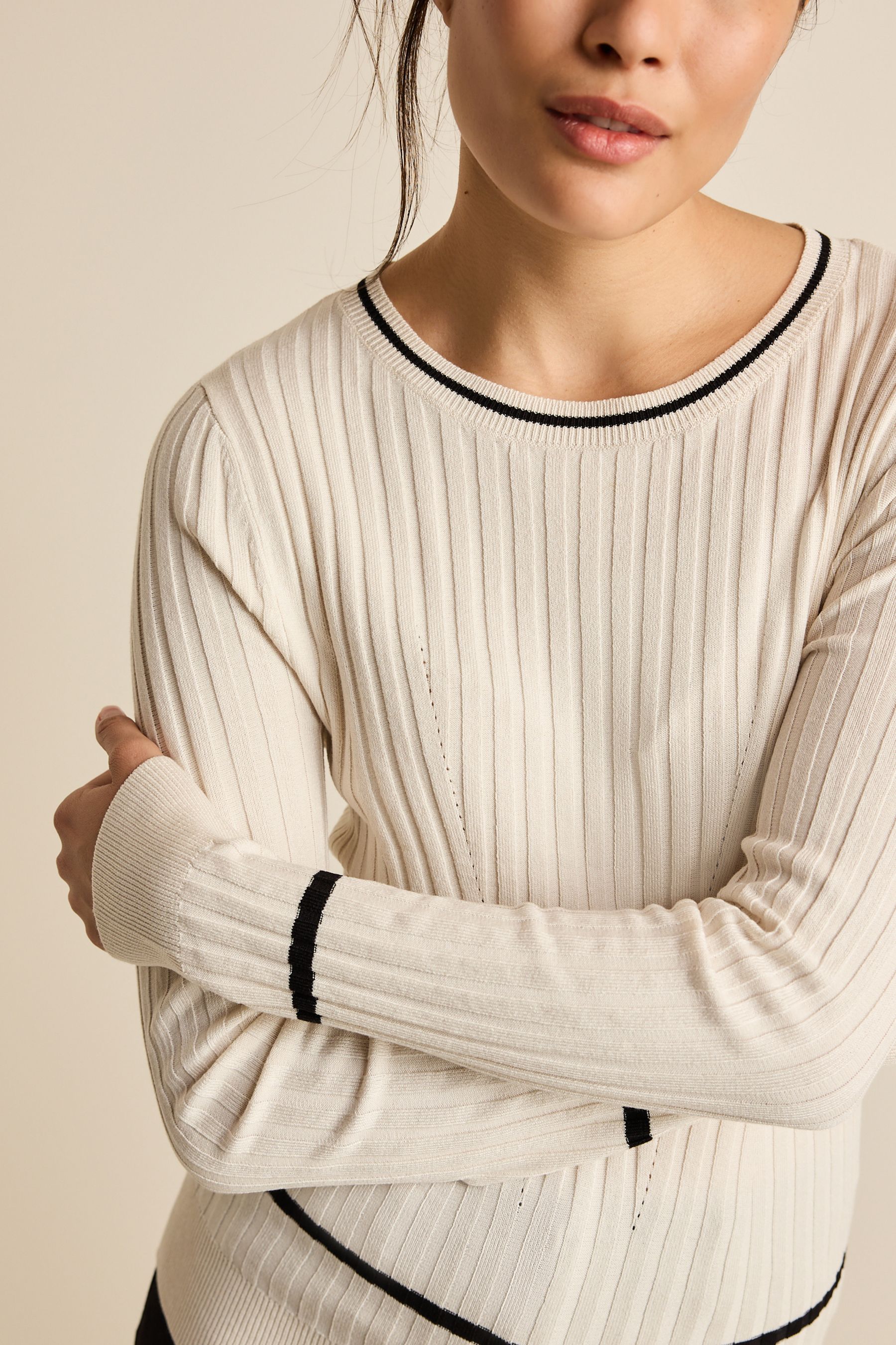 White fitted outlet jumper