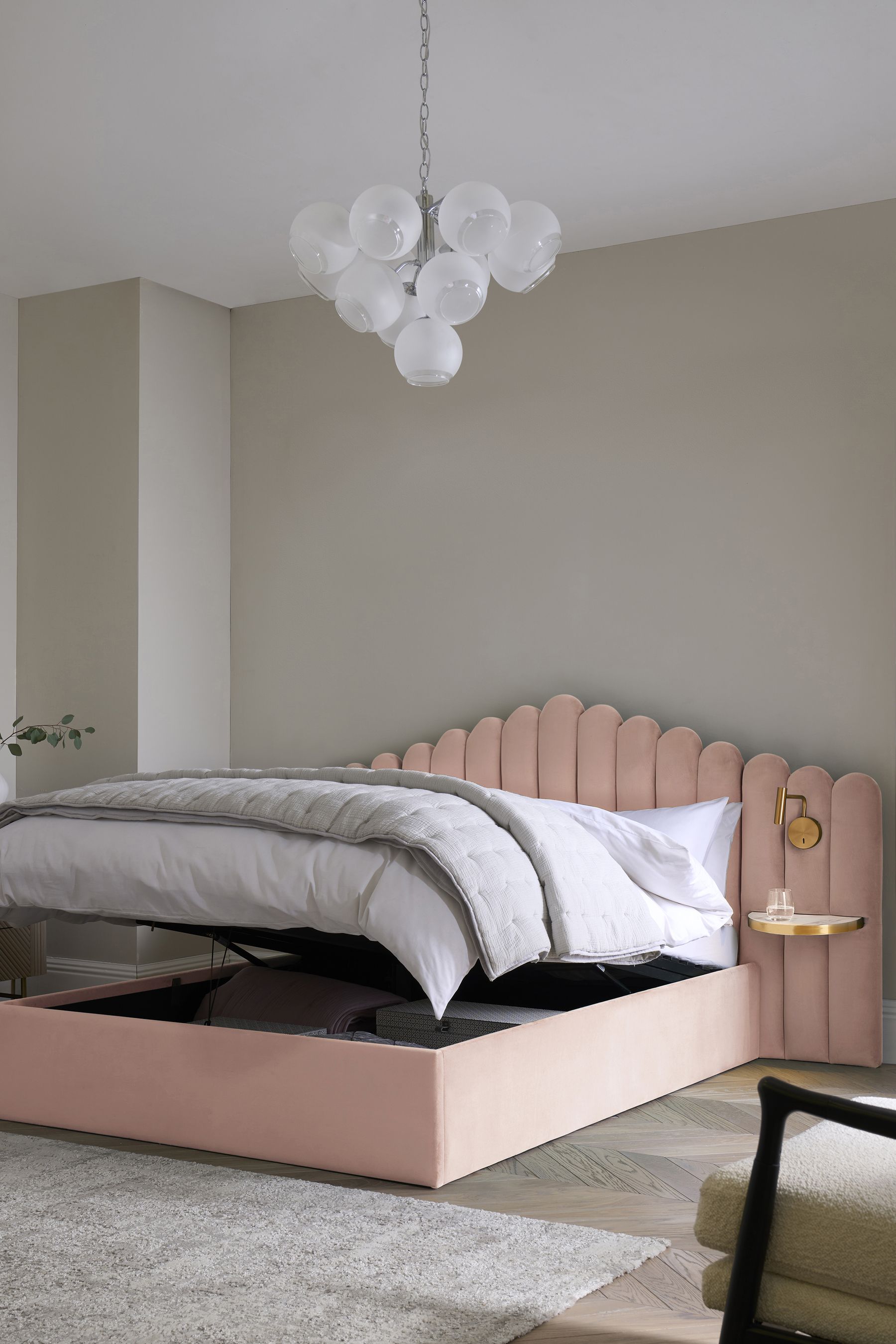 Queen bed deals pink