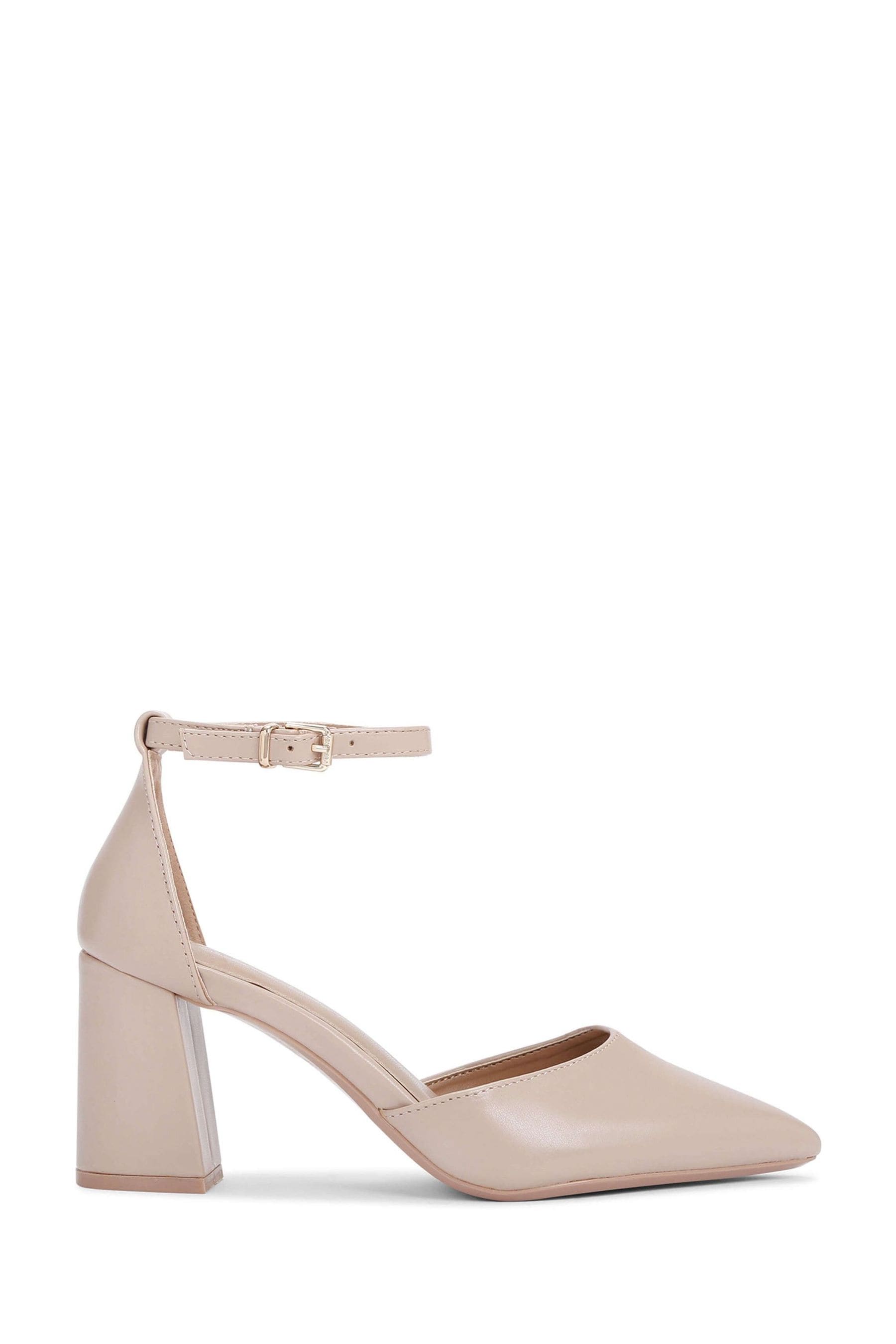 Carvela courts store