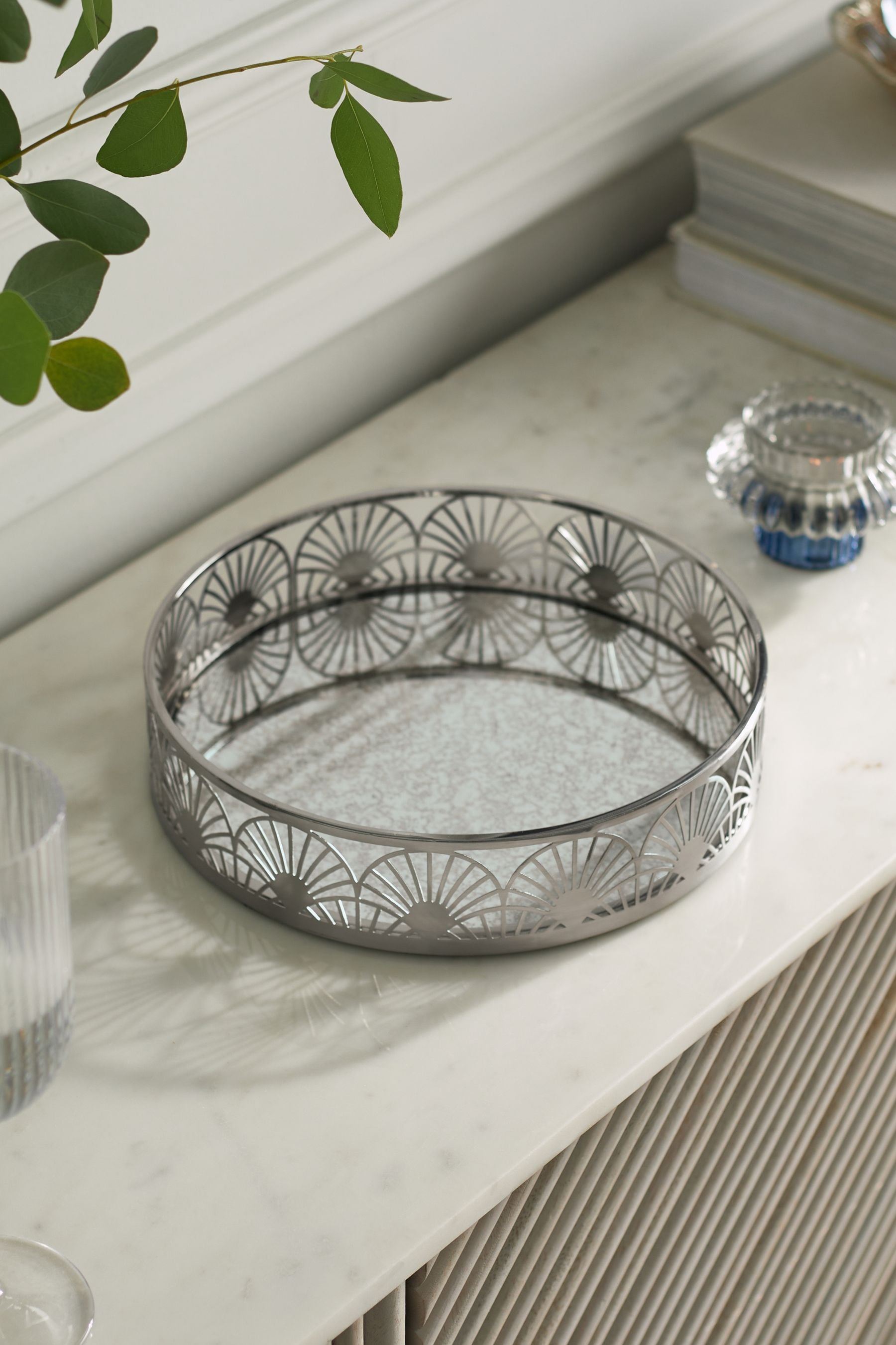 Round silver decorative tray discount
