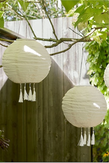 Lights4fun Cream Set of 3 Tassel Solar Hanging Lanterns
