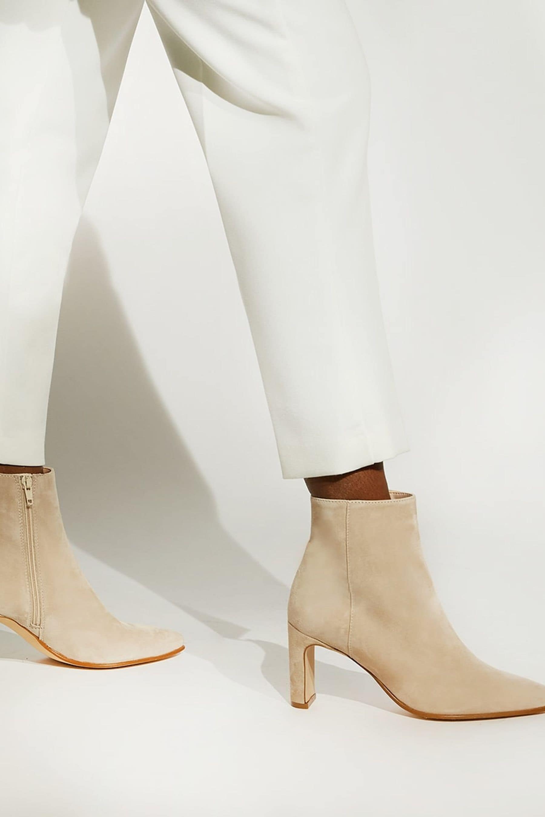 Mid heel cheap pointed boots