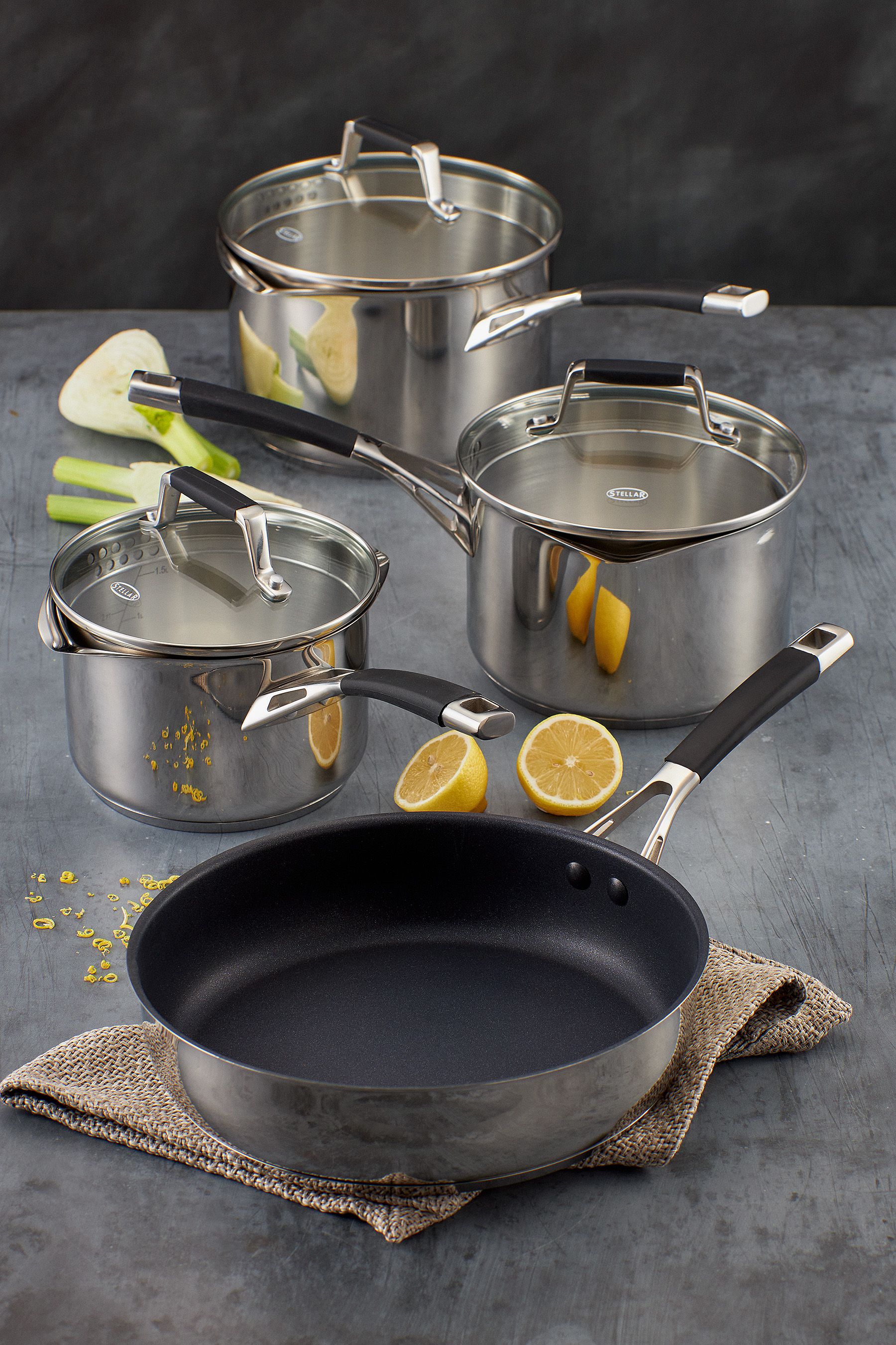 Induction store saucepans set