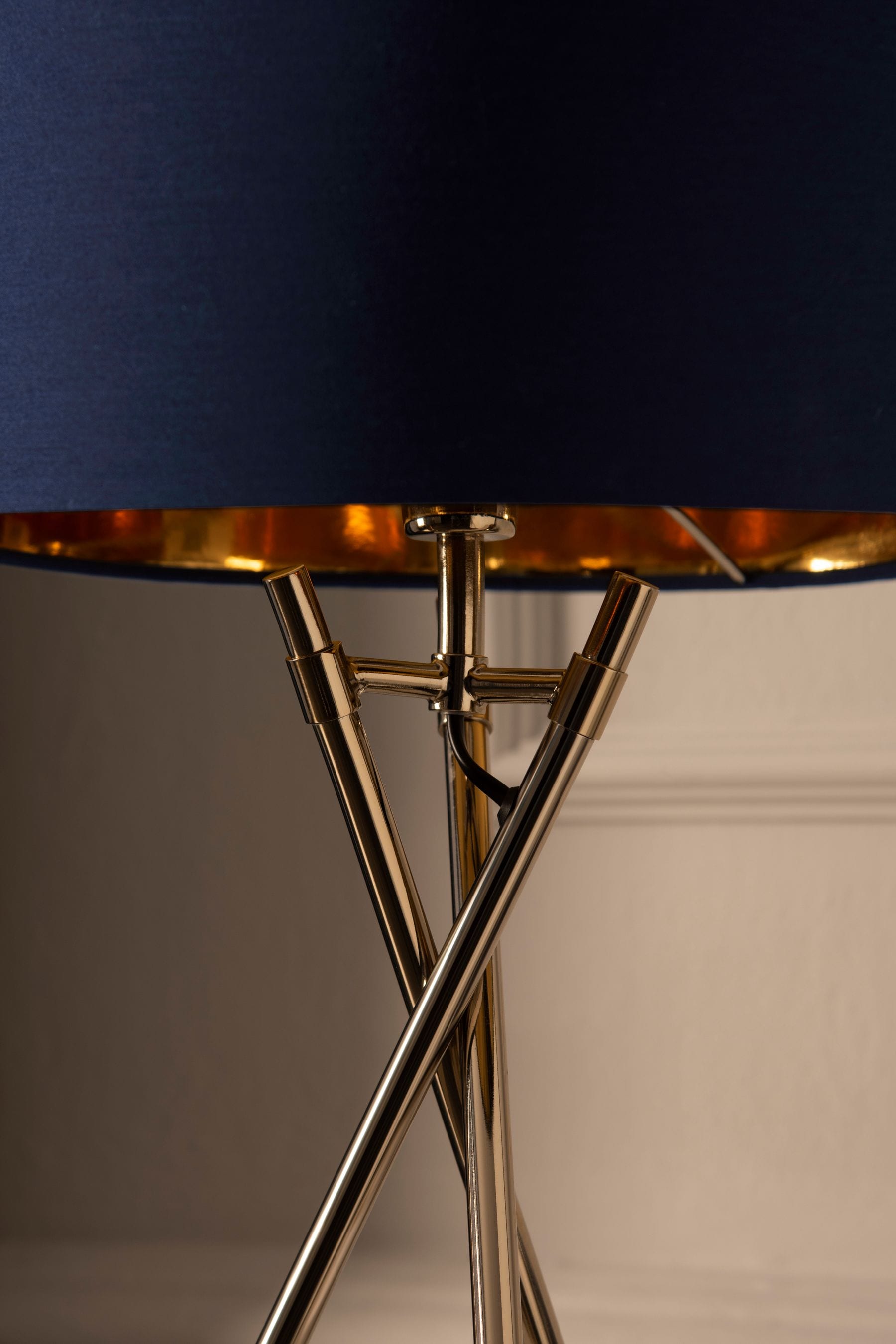 Navy tripod top table lamp