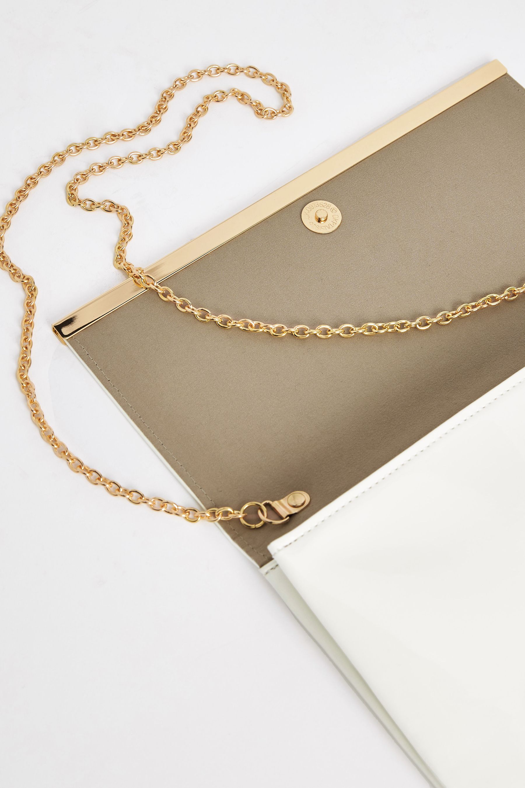 White clutch shop bag with chain