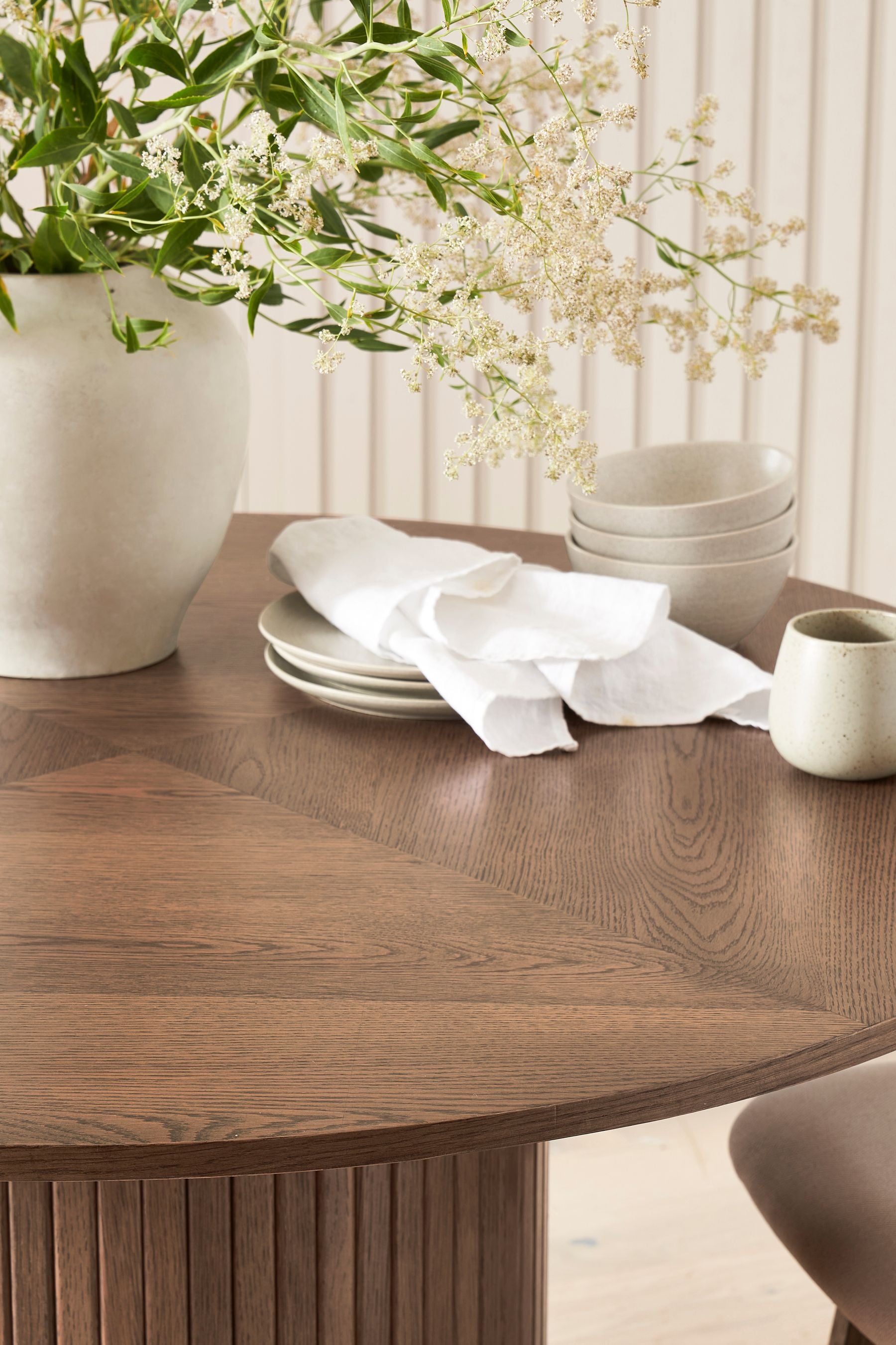 Natural oak round dining best sale table