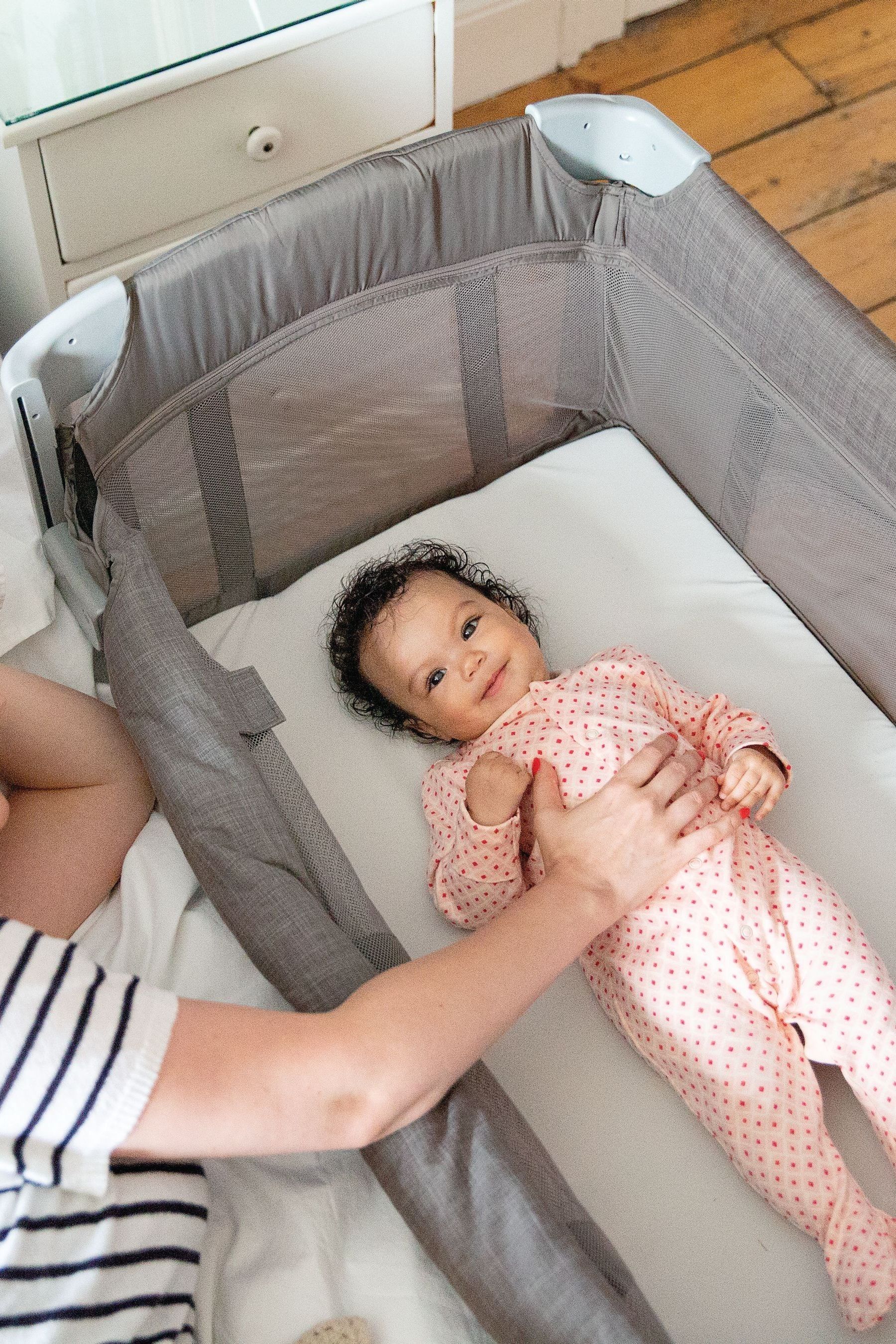 Baby crib joie best sale
