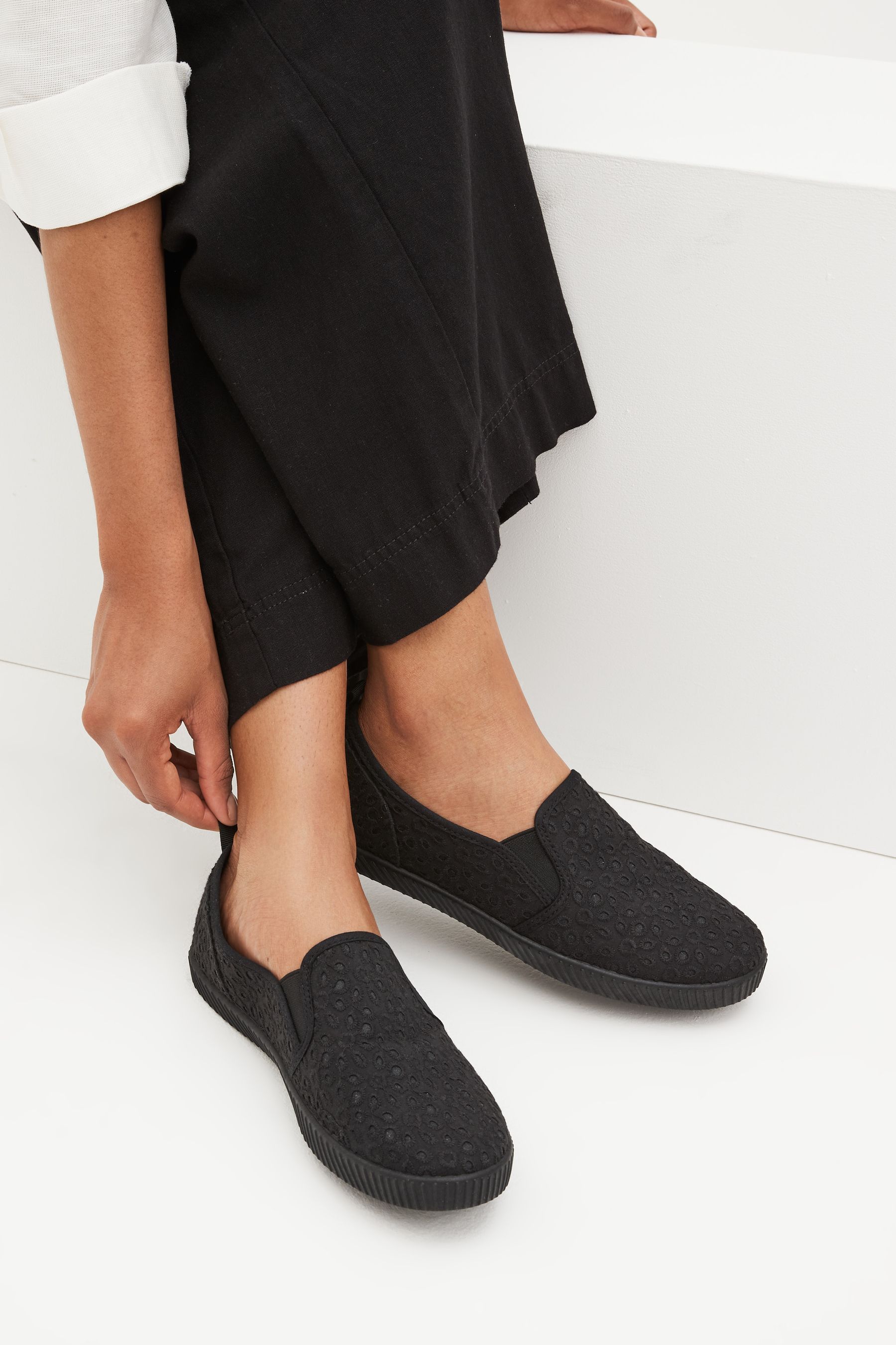 Black slip on sales runners