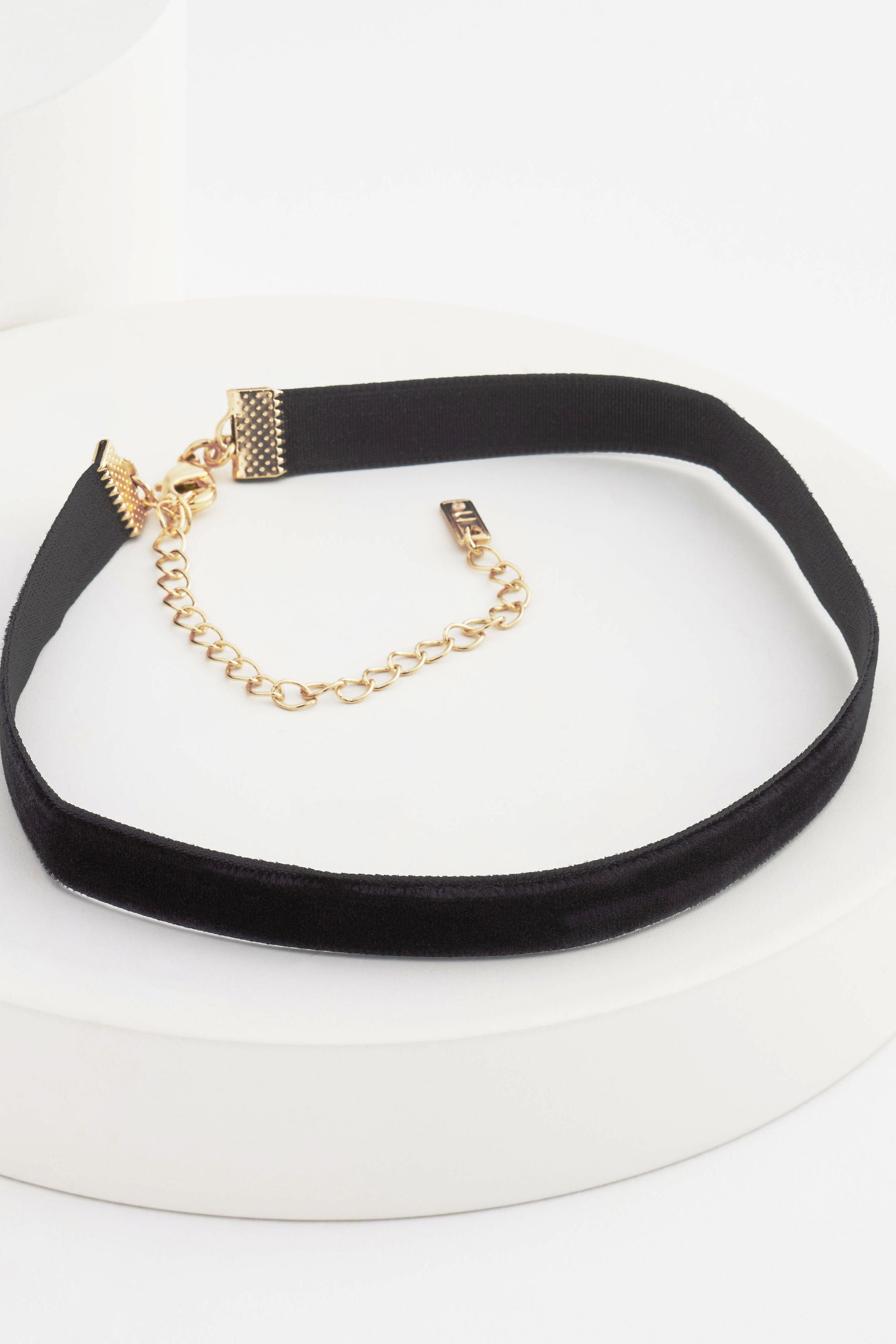 Beige deals velvet choker