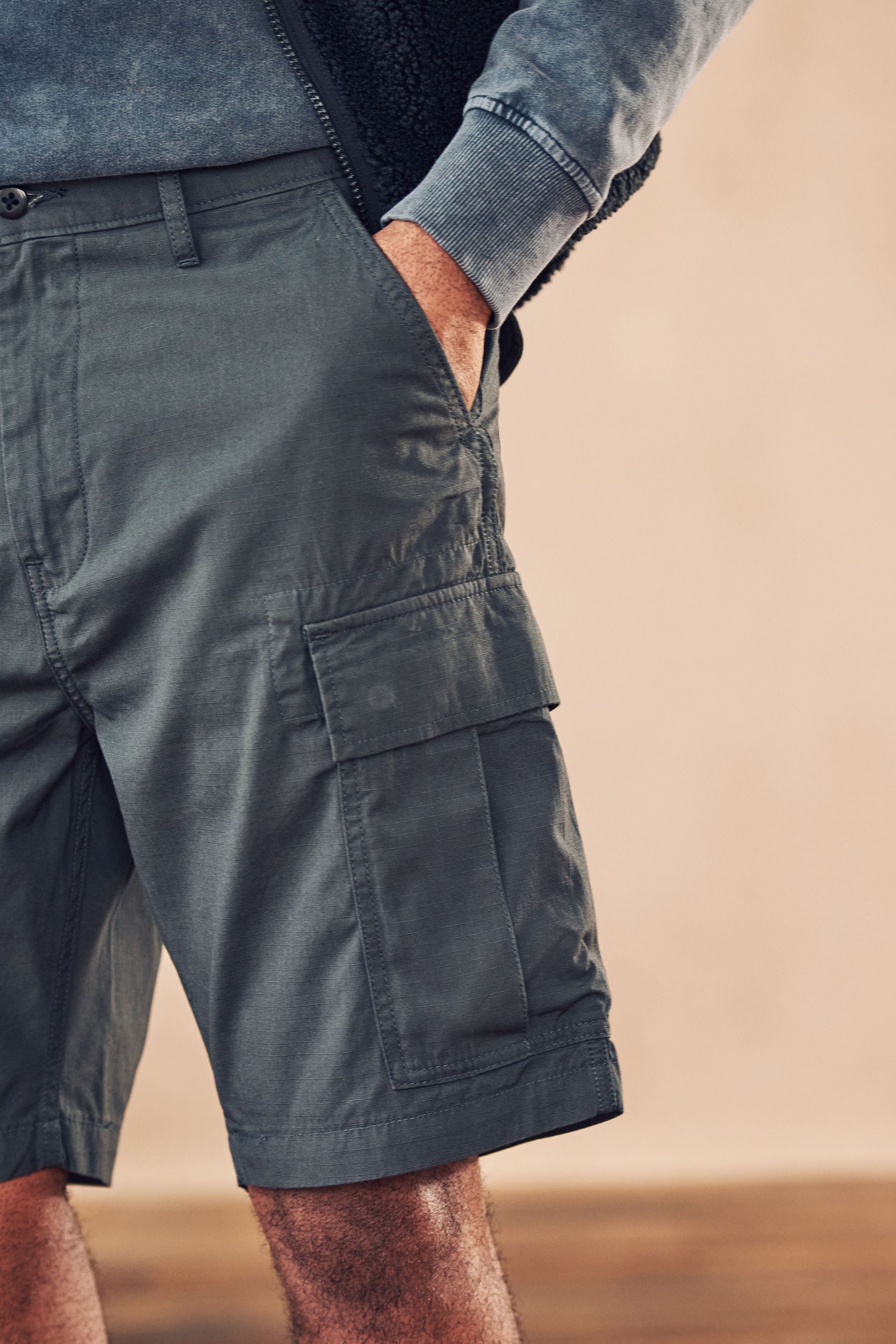 Black levi cargo shorts deals
