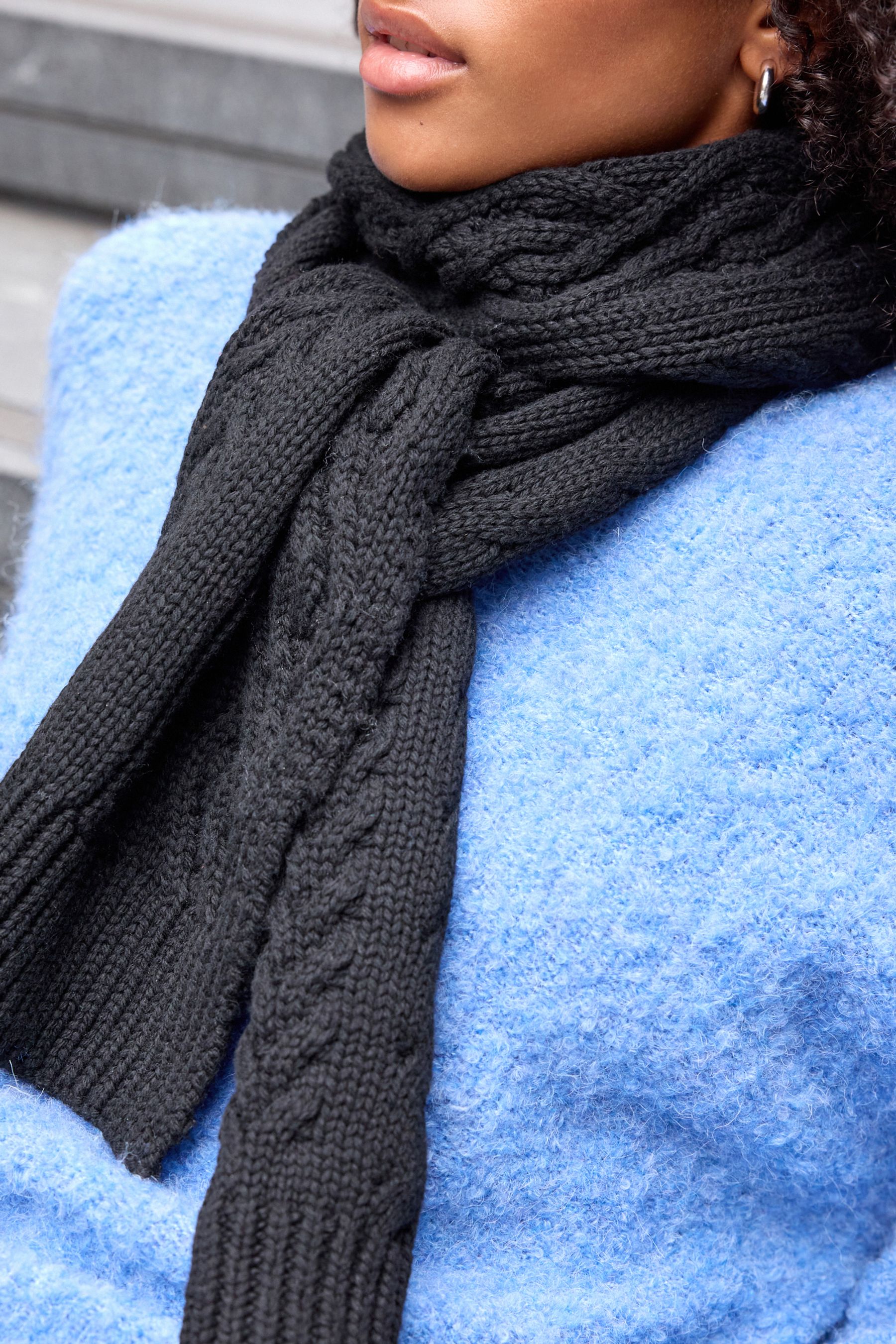 Black knit scarf 2025