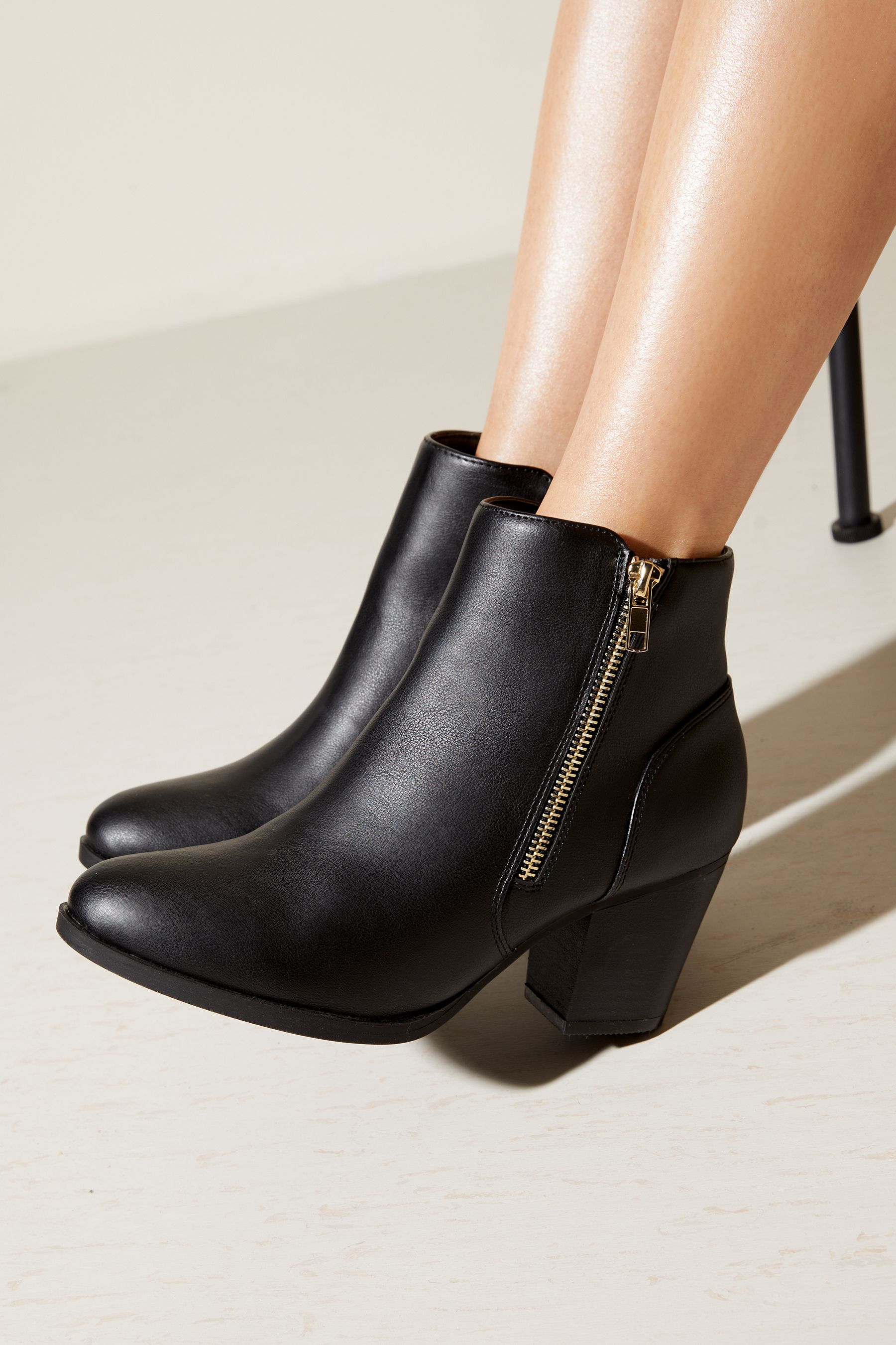Block heel zip outlet side ankle boots