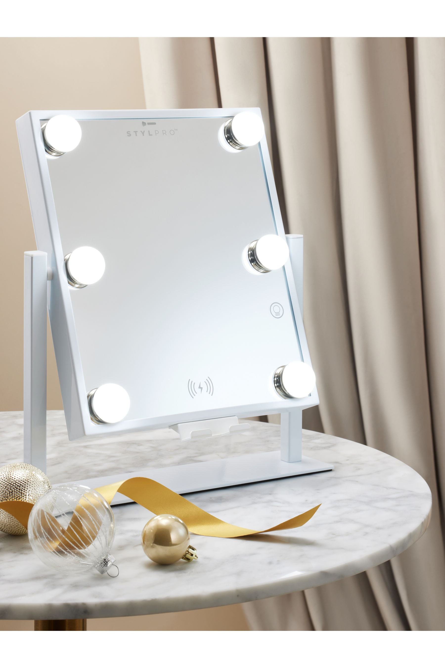 Ovonni makeup store mirror