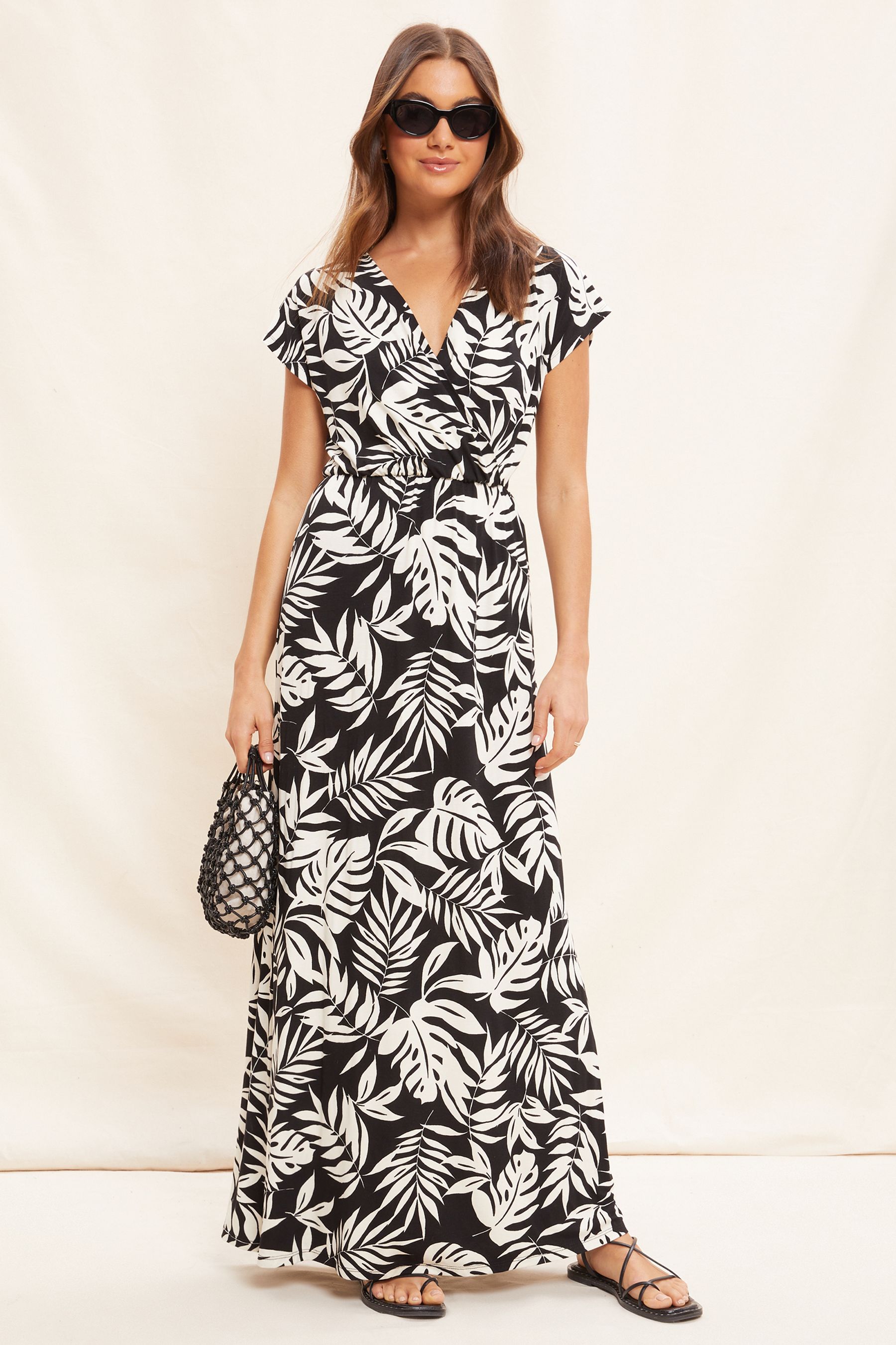 Black and white v neck dress store