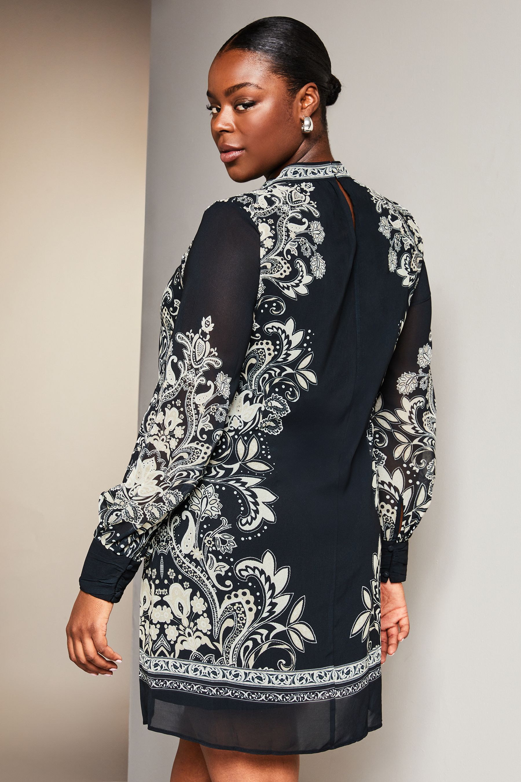 Black and white shift dresses uk hotsell