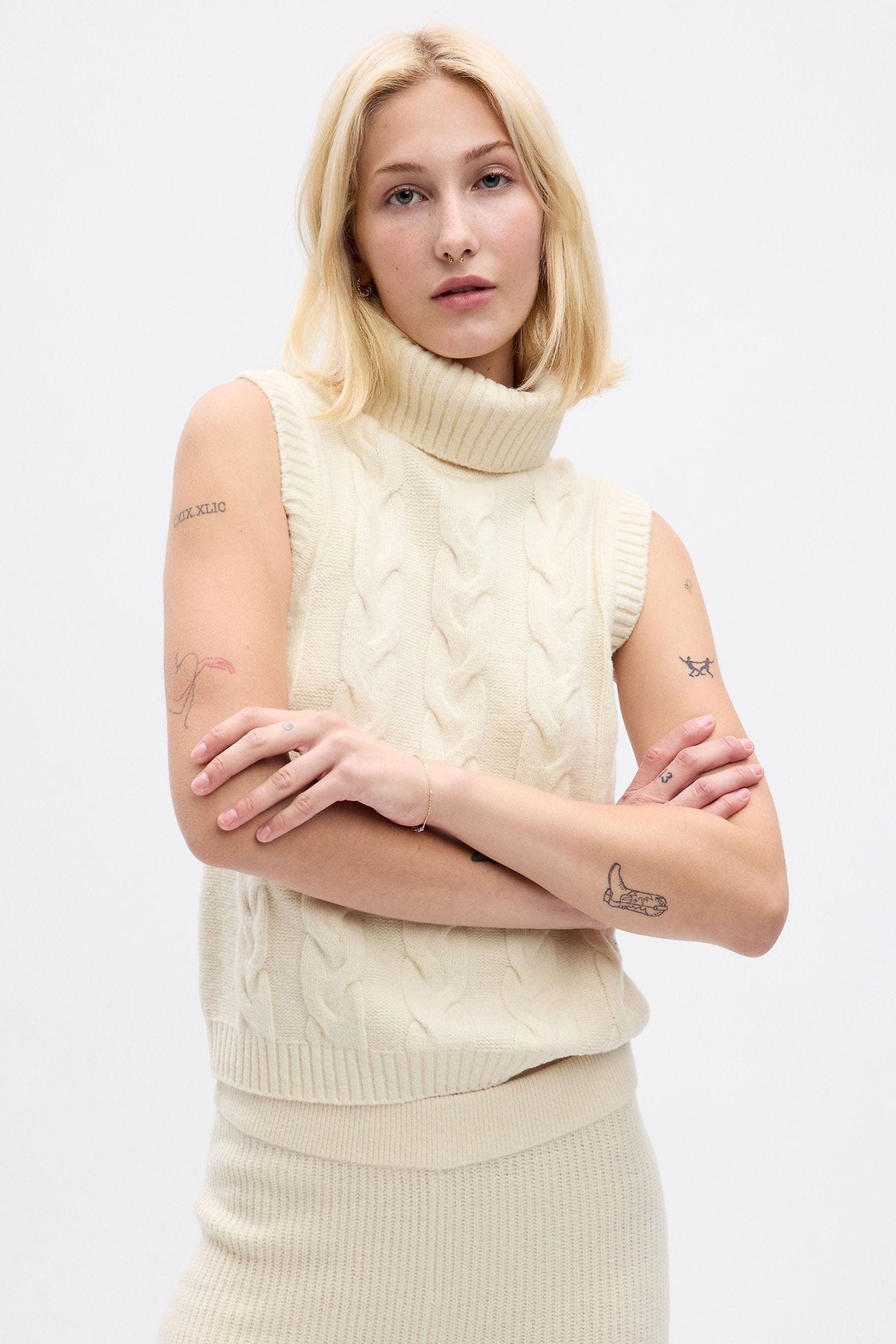 Gap top sleeveless sweater