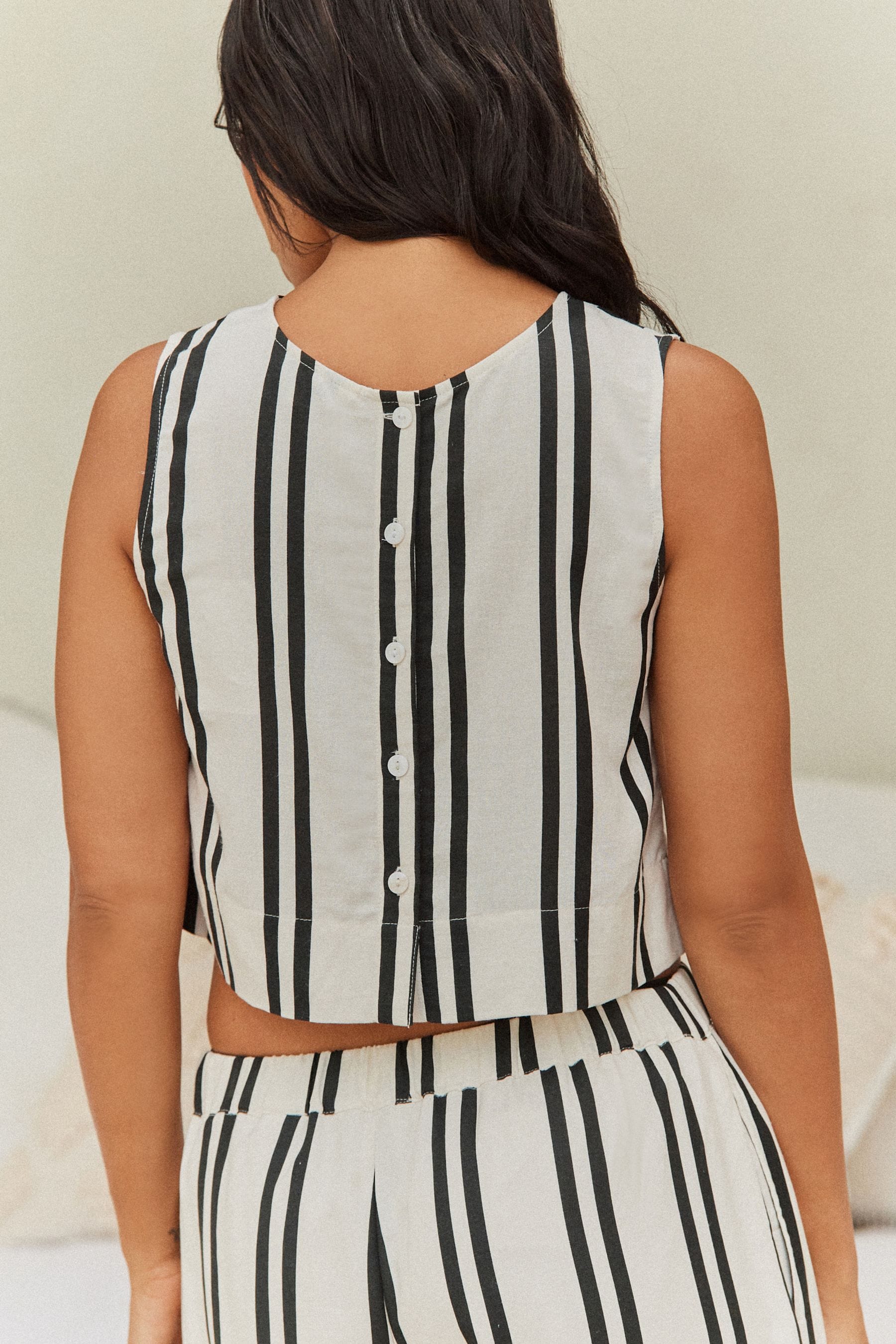Black and white shell top on sale