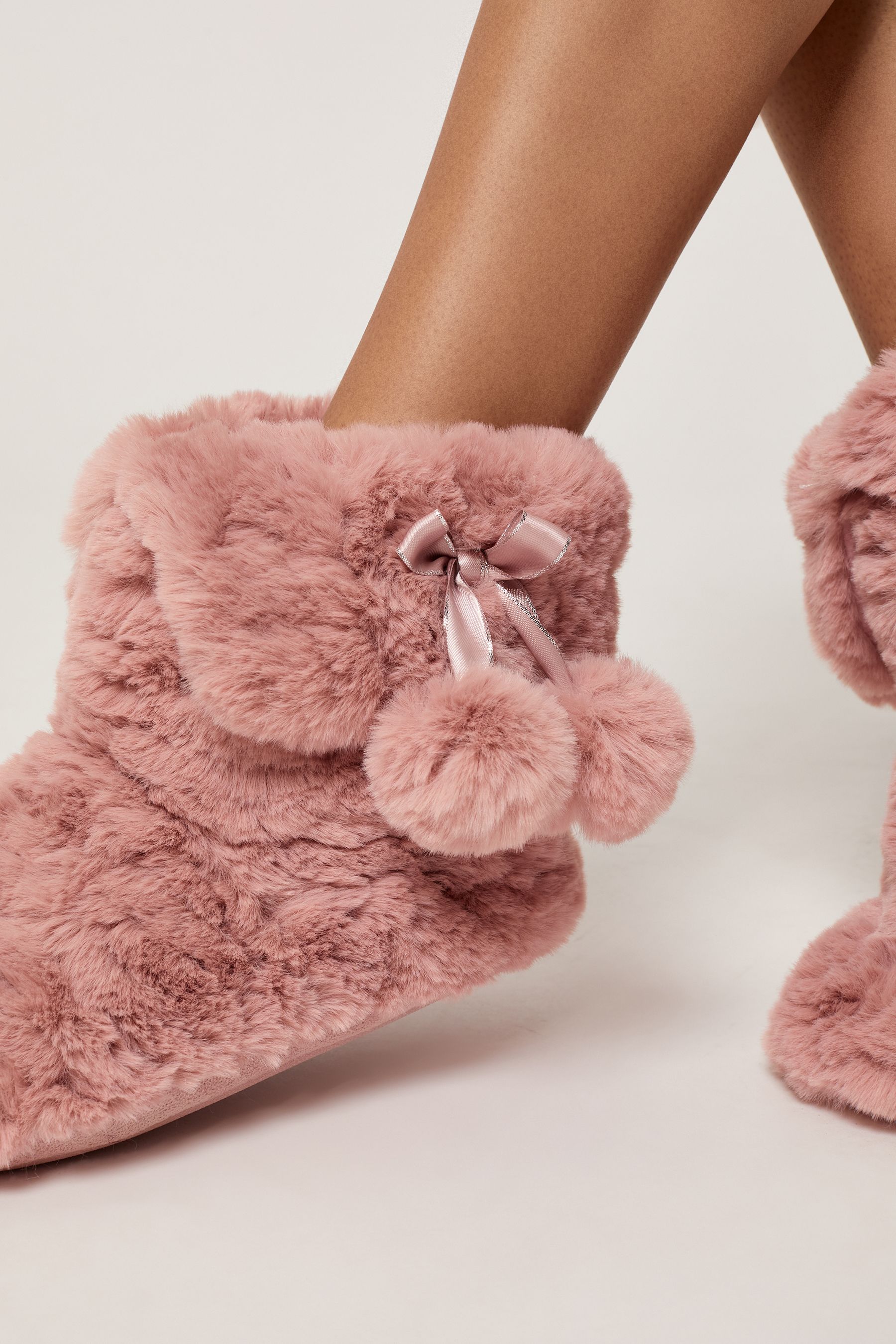 Slippers with clearance fur pom pom