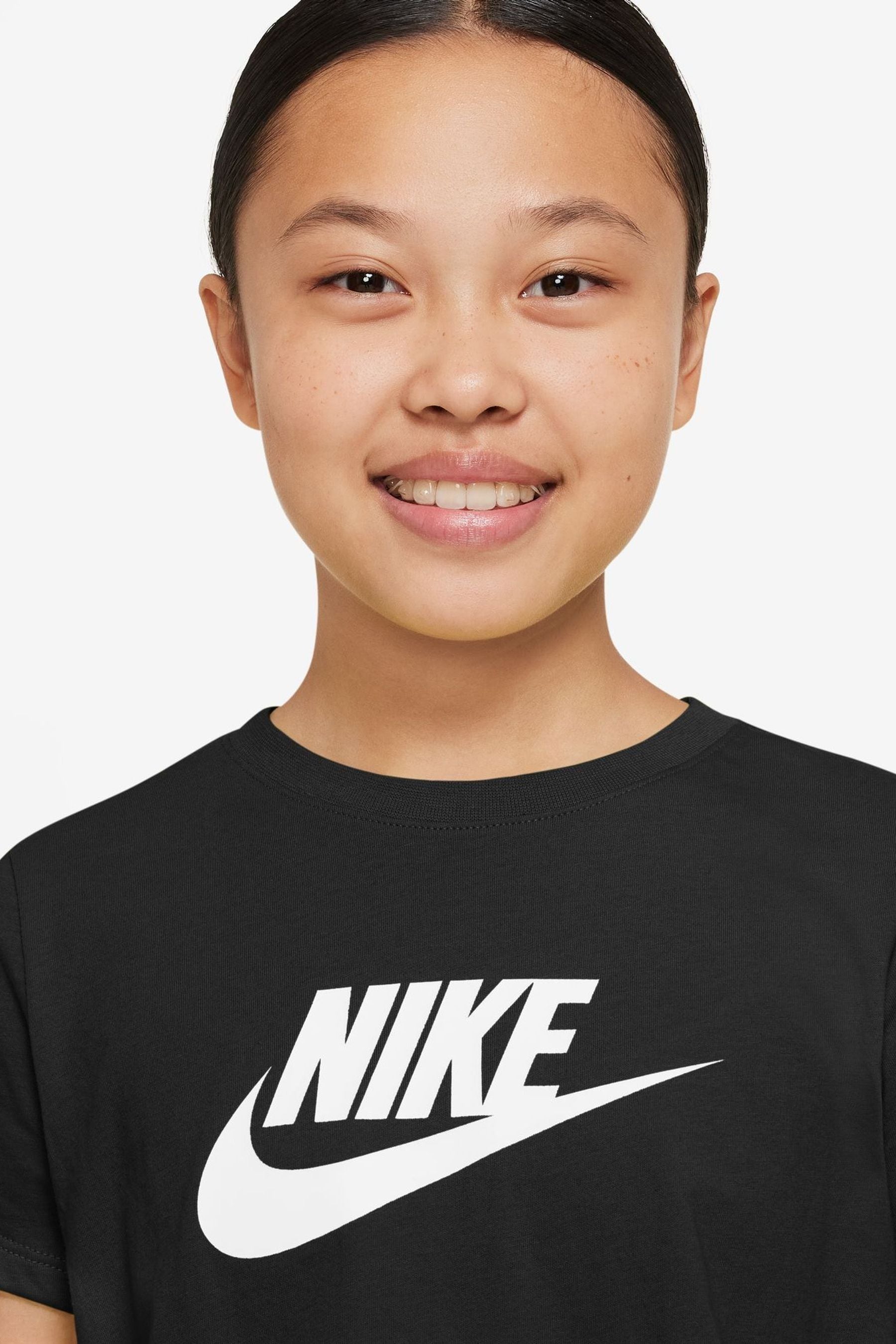Black and white shop nike t shirt