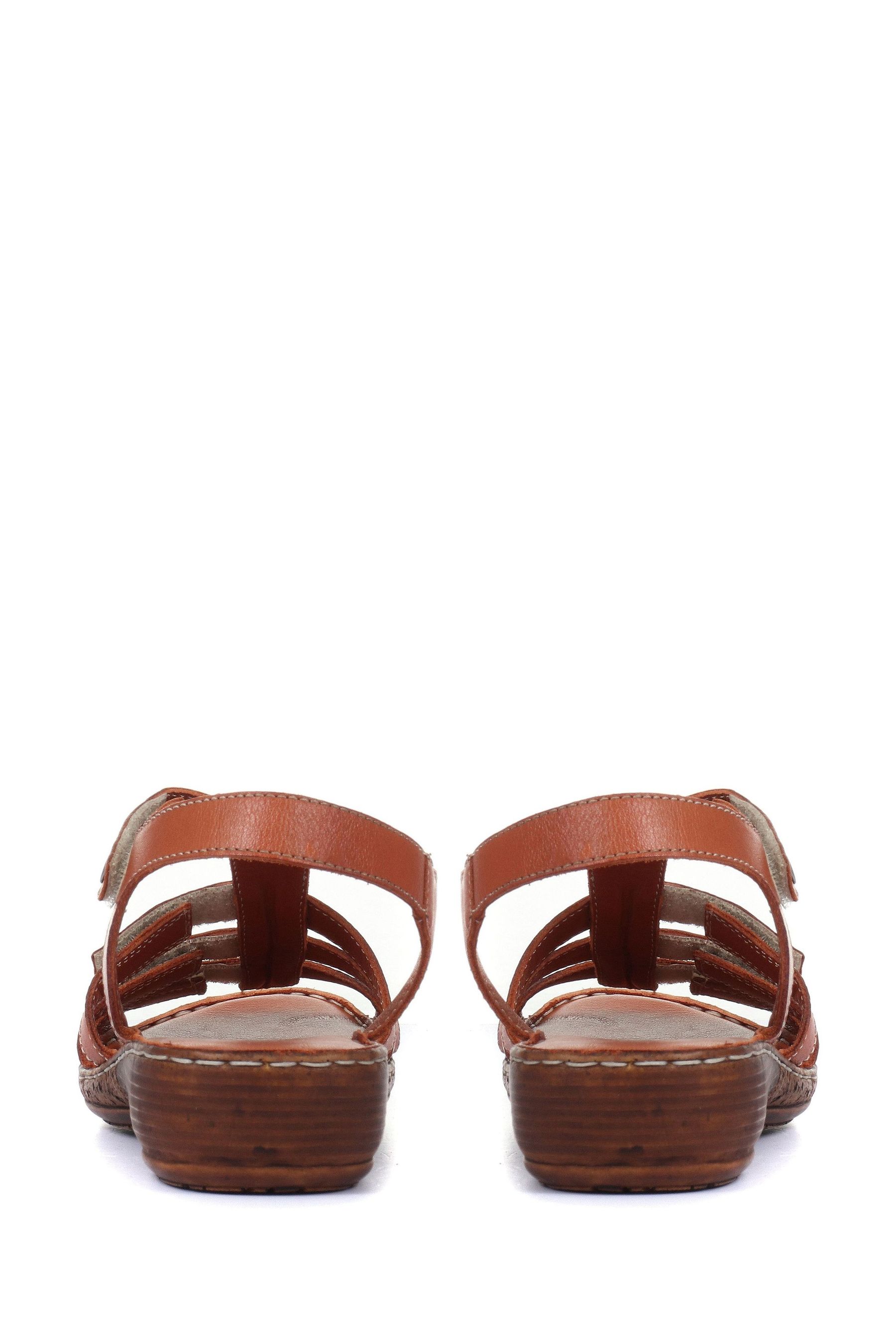 Pavers outlet tan sandals