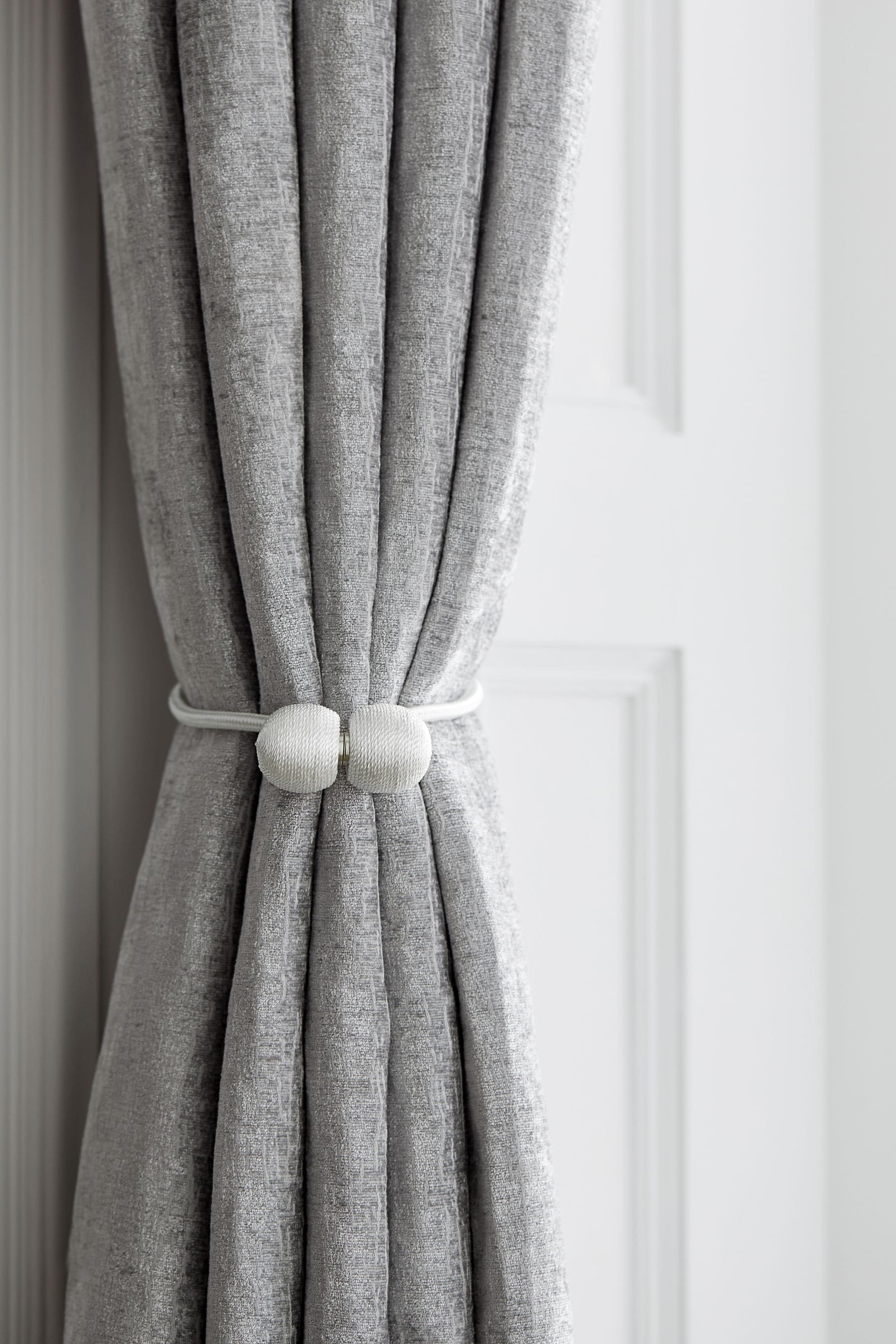 Magnetic shop tie backs