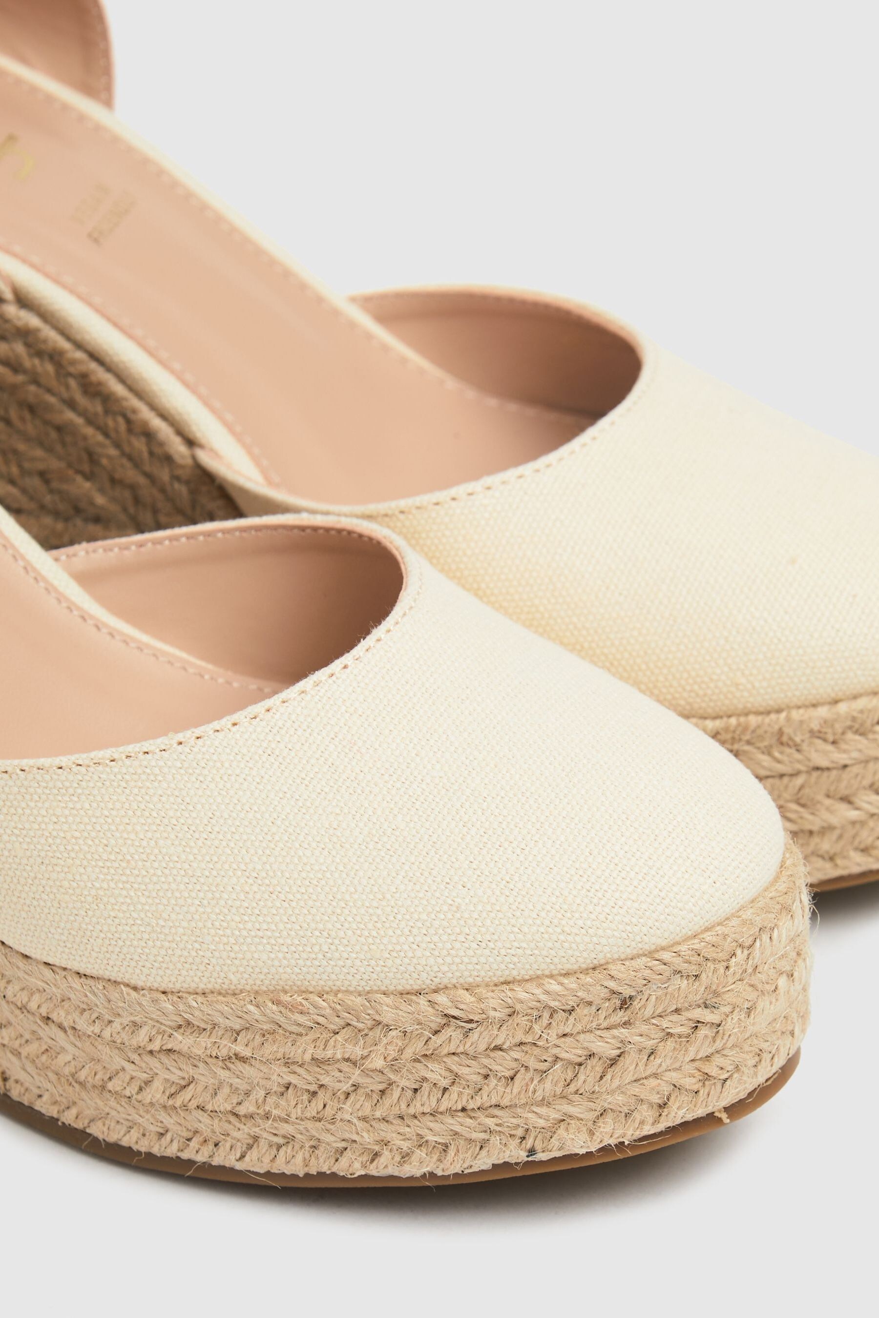 Schuh Natural Vertigo Closed Toe Espadrilles