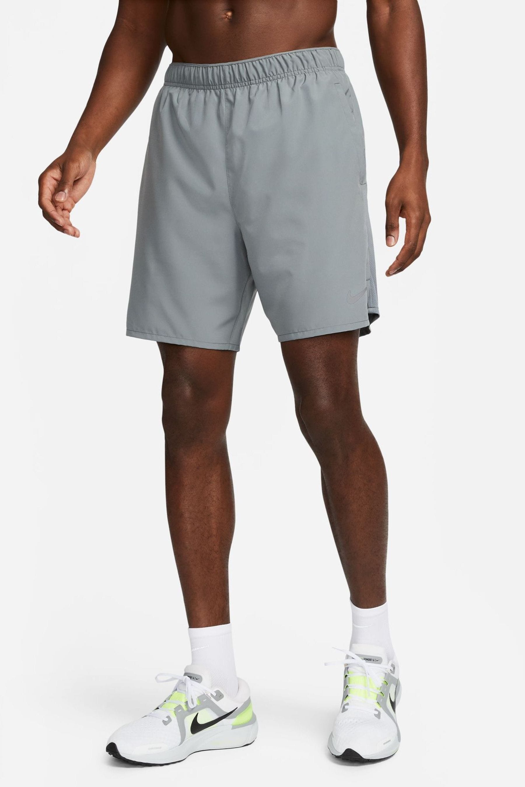 Running challenger 7 inch shorts in jacquard grey sales print