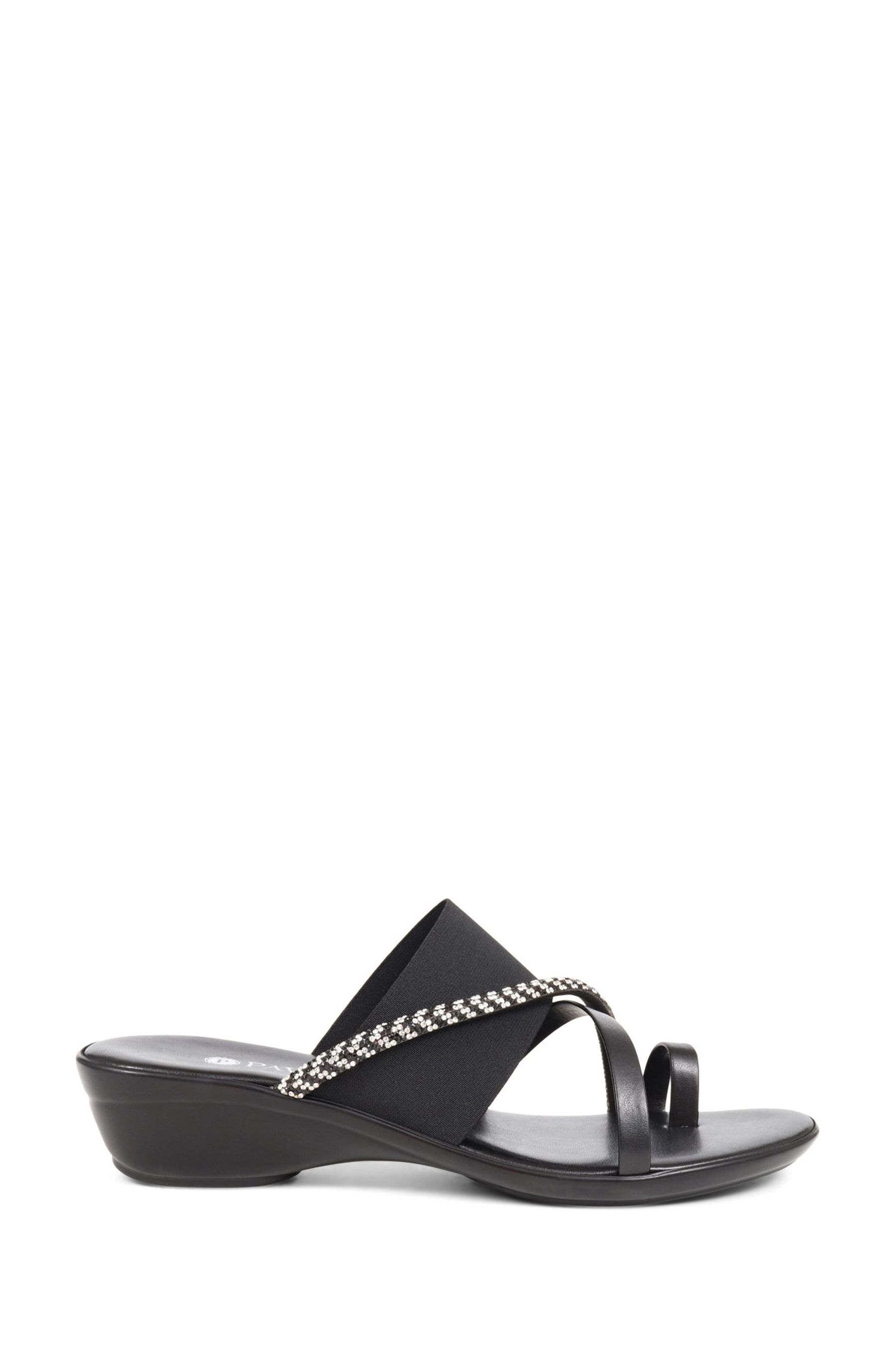 Pavers Smart Toe Post Black Sandals